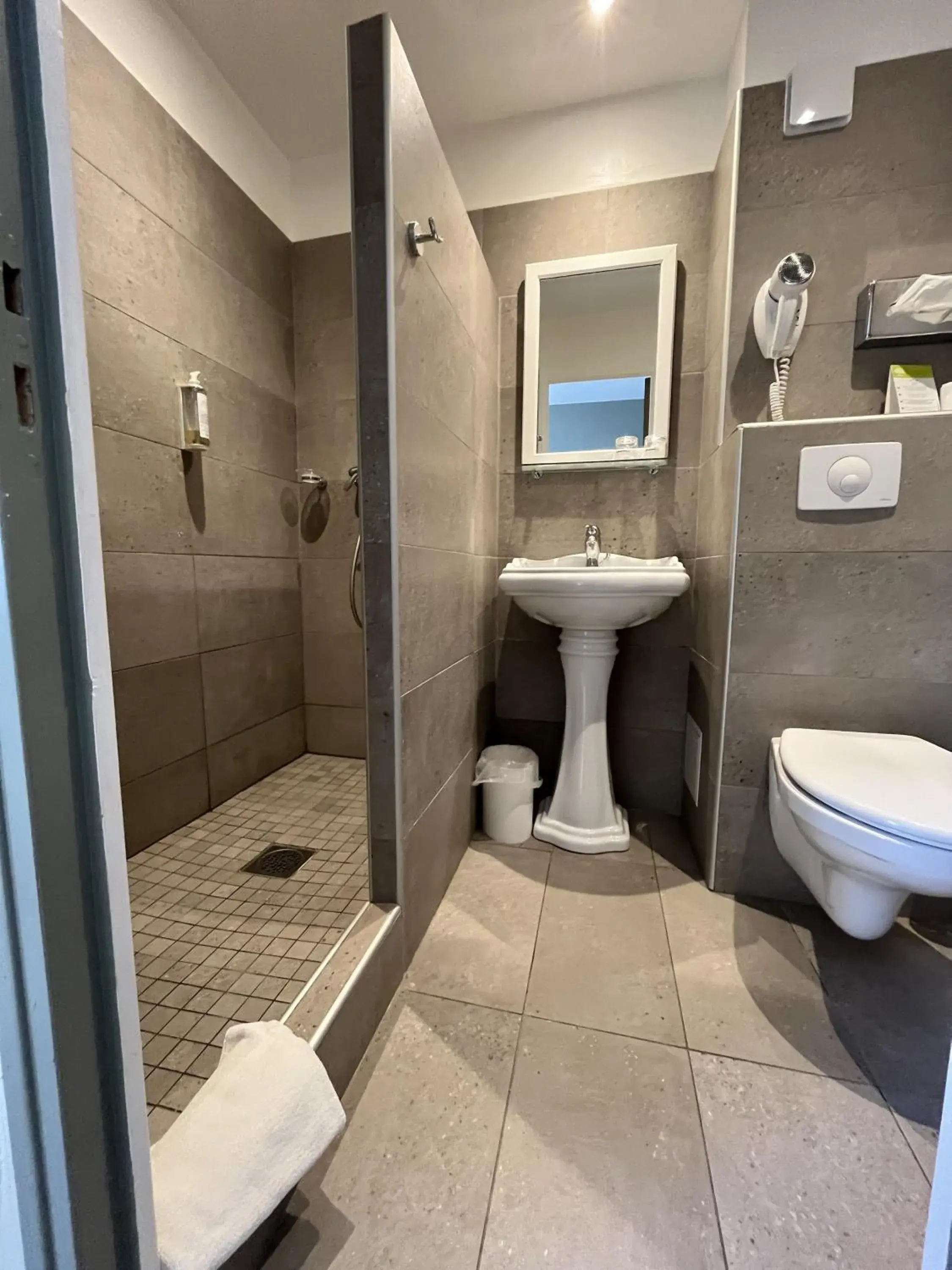 Shower, Bathroom in The Originals Boutique, Hôtel du Parc, Cavaillon (Inter-Hotel)