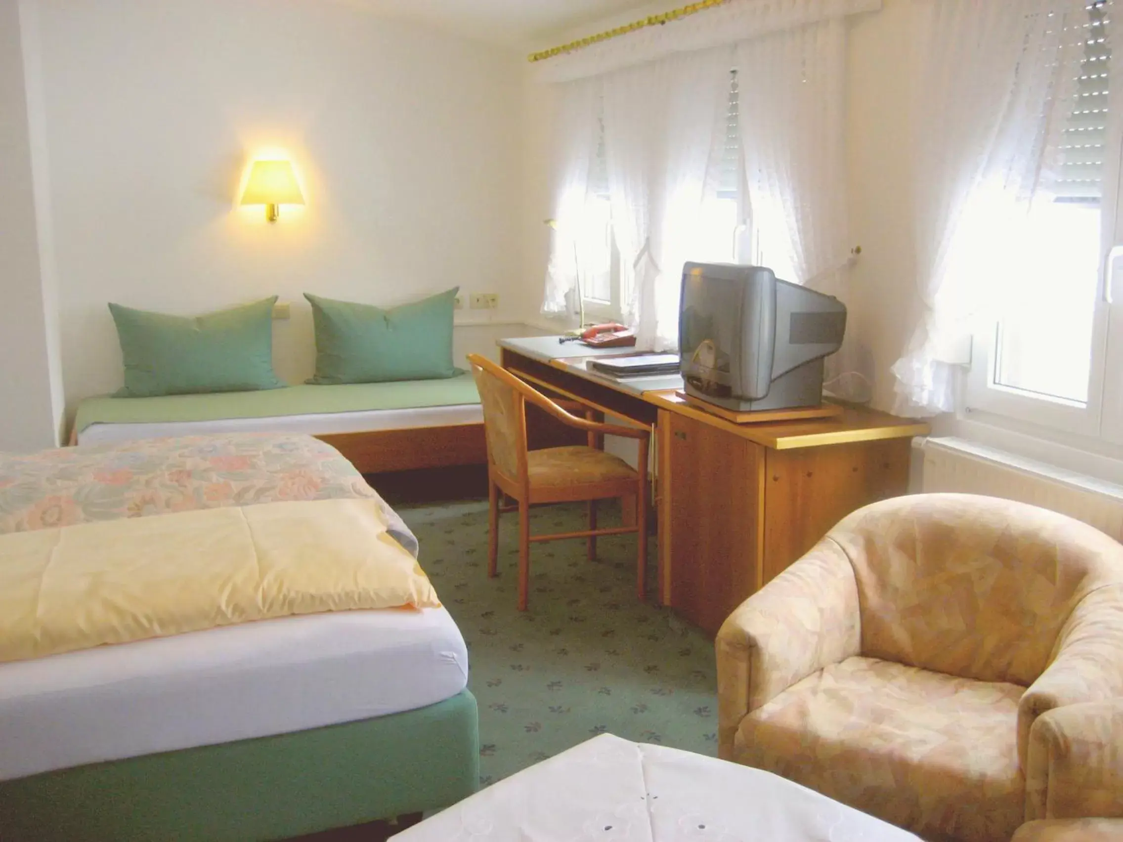 Photo of the whole room, Bed in Hotel Garni in der Breite