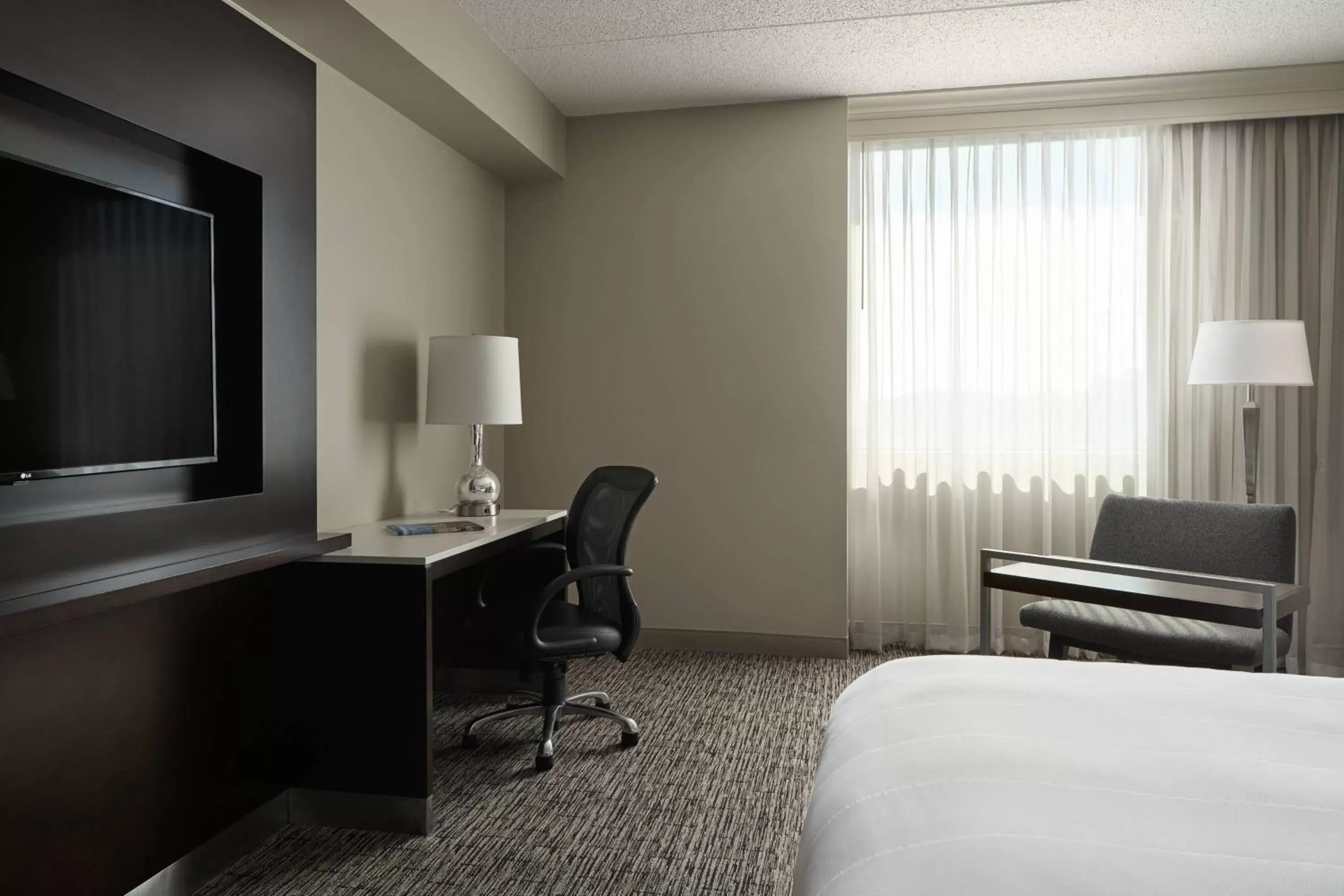 Photo of the whole room, TV/Entertainment Center in Pittsburgh Marriott North