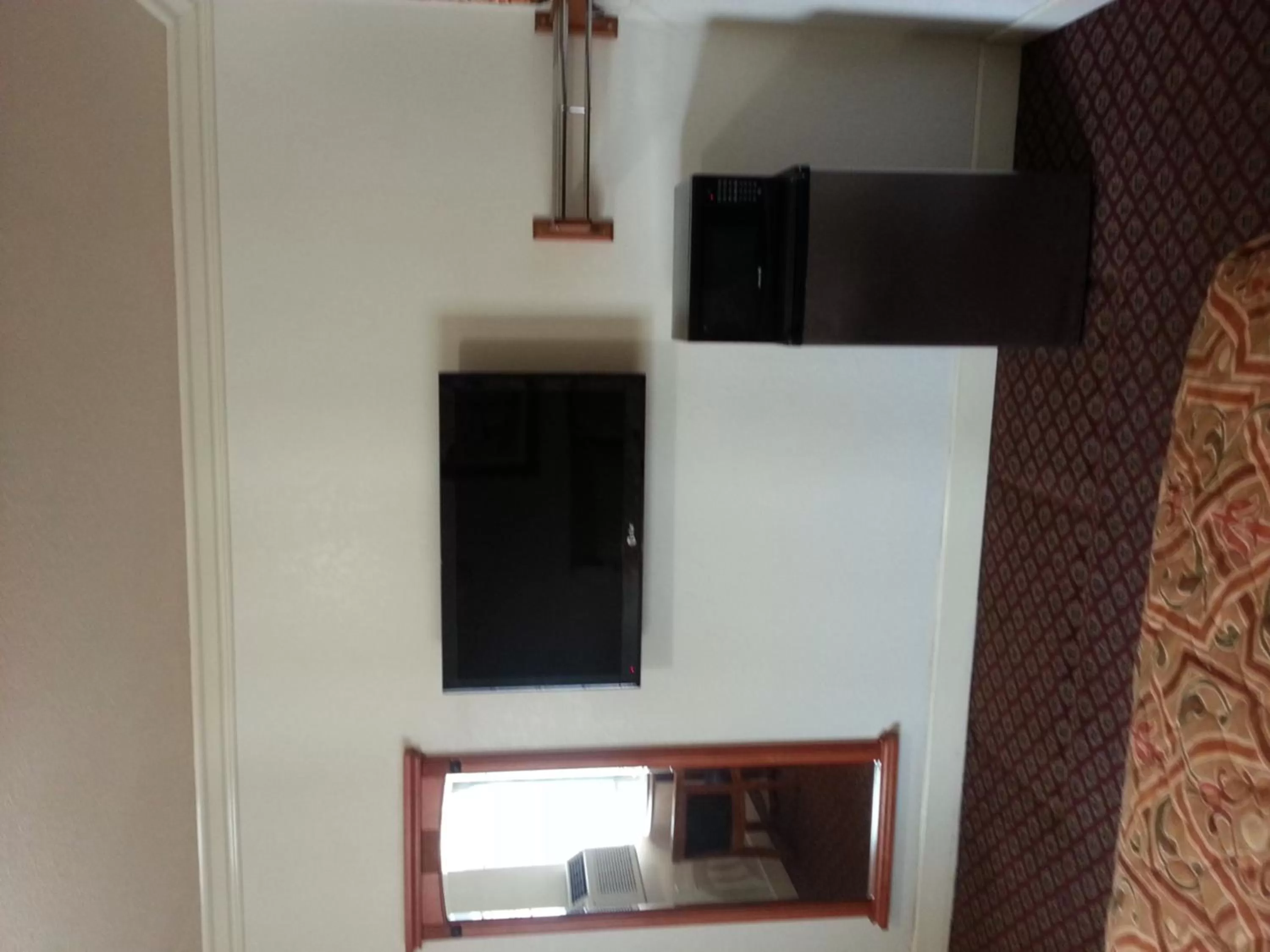 TV and multimedia in Walls Motel Long Beach