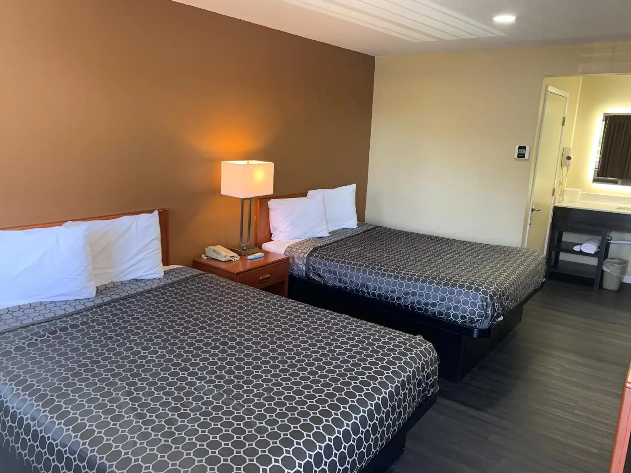 Bed in Rodeway Inn Sacramento-University Area