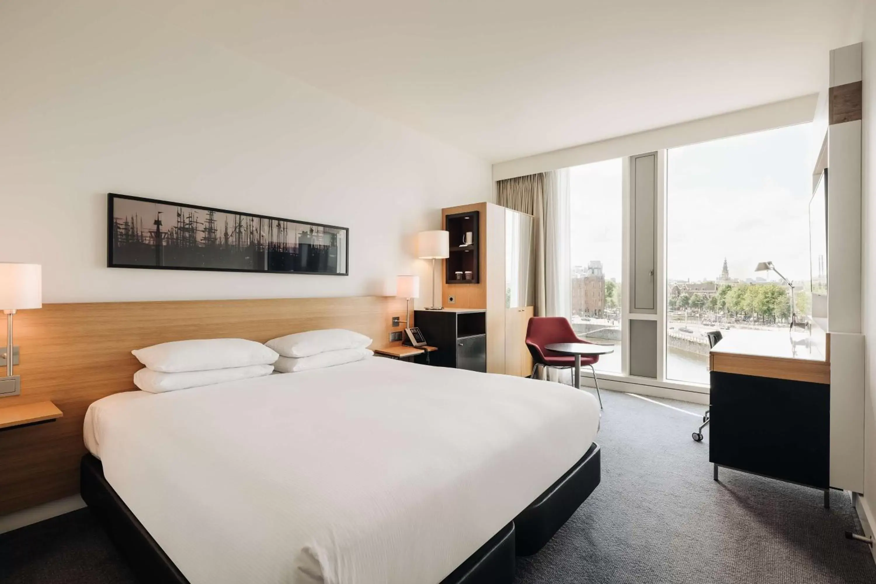 Bedroom, Bed in DoubleTree by Hilton Amsterdam Centraal Station