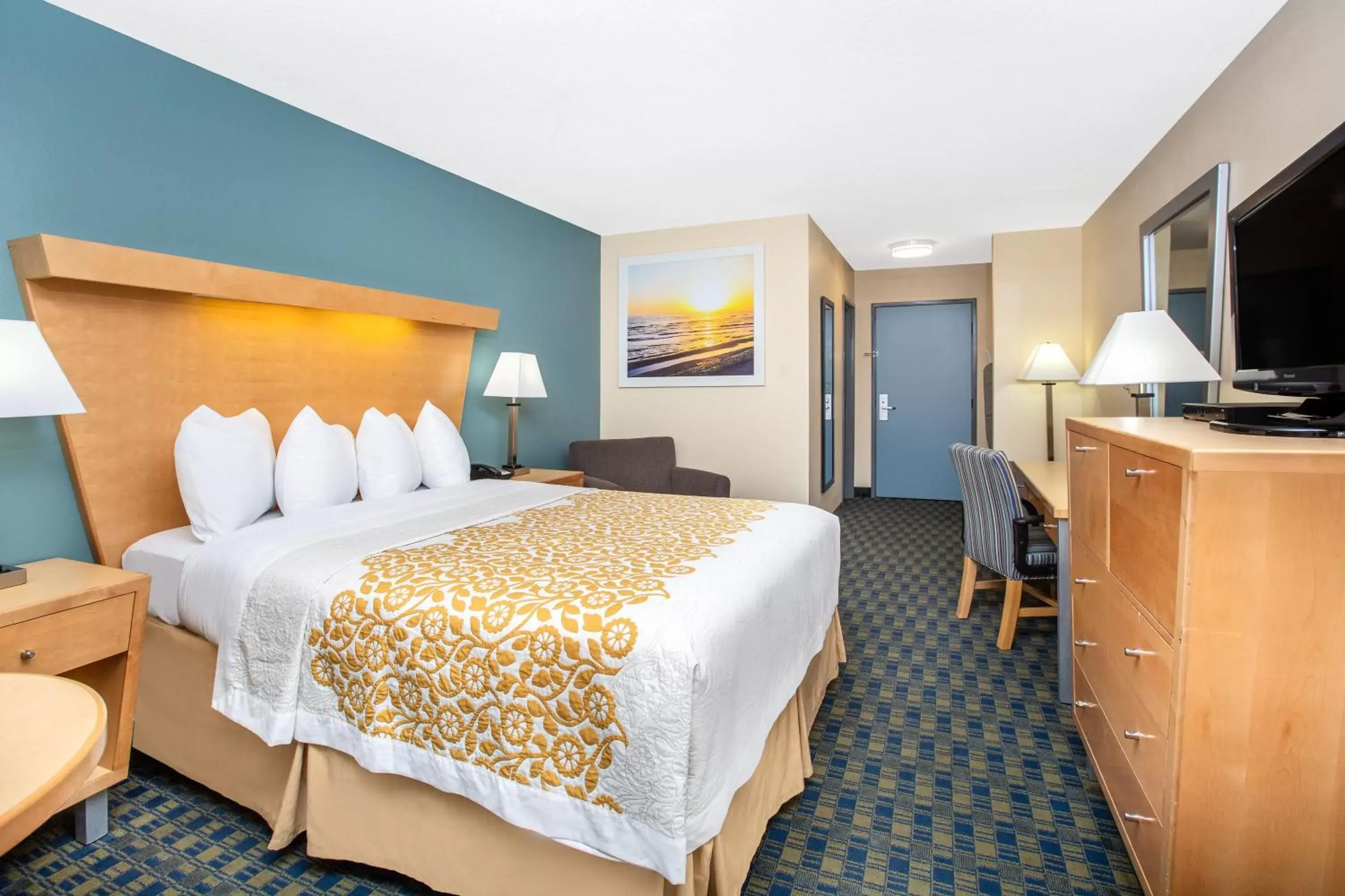 Photo of the whole room, Bed in Days Inn by Wyndham Woodland
