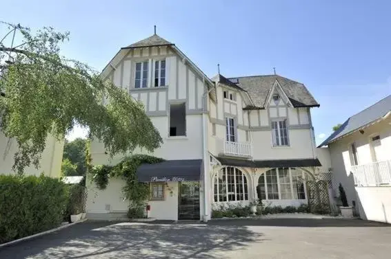 Property Building in Hotel Restaurant Pavillon Bleu