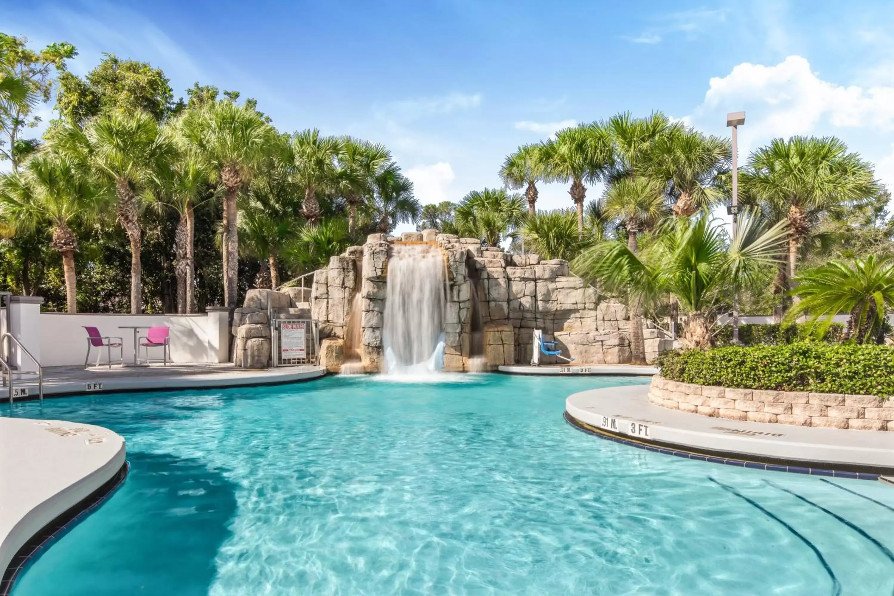 Swimming Pool in Crowne Plaza Orlando - Lake Buena Vista, an IHG Hotel