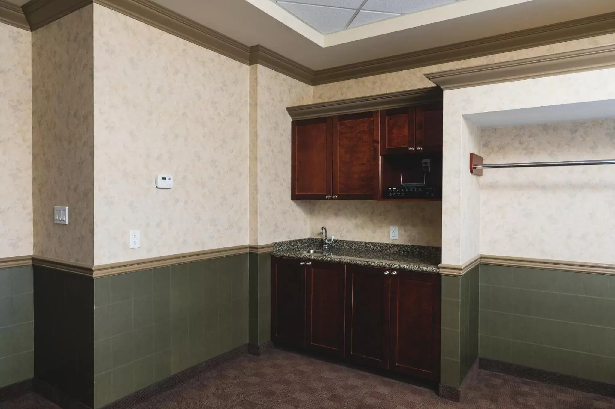 Meeting/conference room, Kitchen/Kitchenette in Redwood Inn & Suites