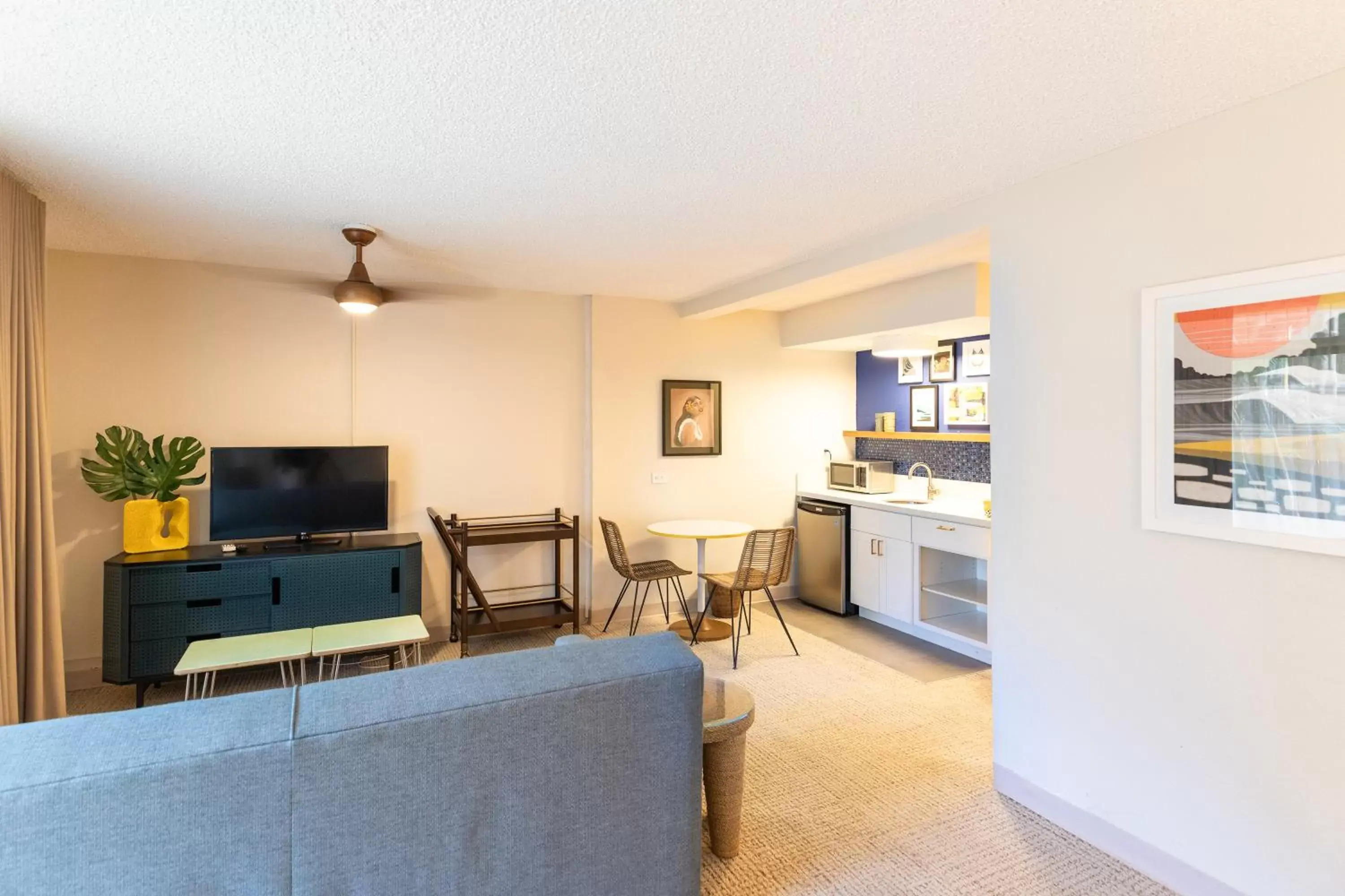 Kitchen or kitchenette, Seating Area in White Sands Hotel