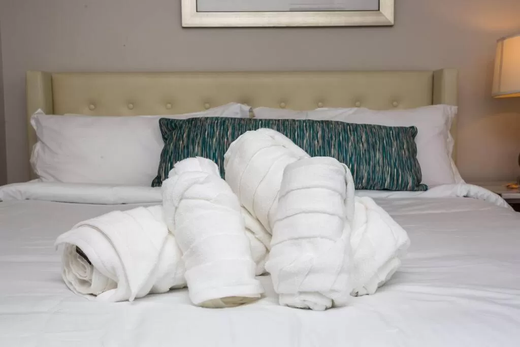 Bed in One Bedroom Apartment with Luxurious Furnitures