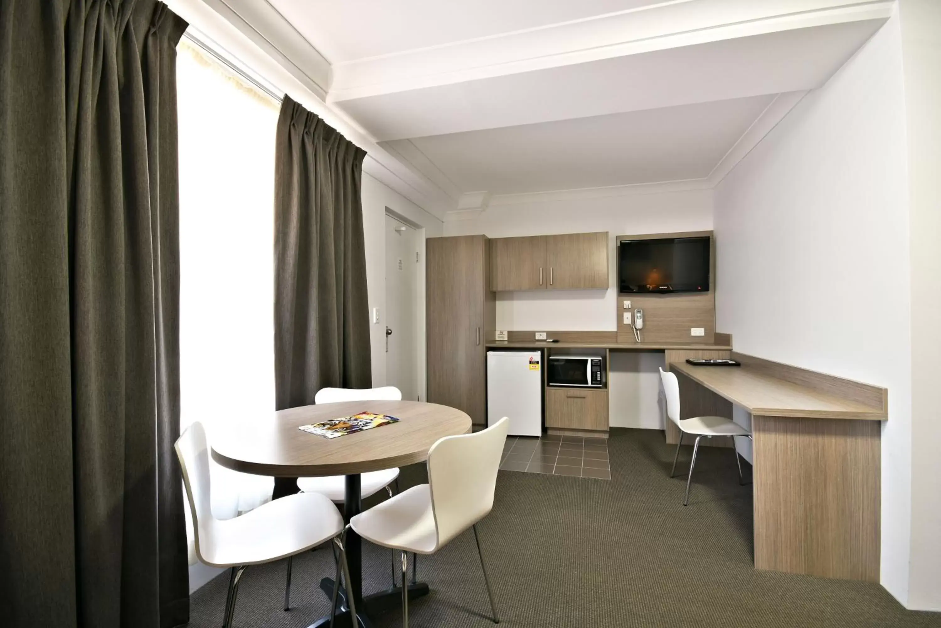 Dining Area in The Aberdeen Motel