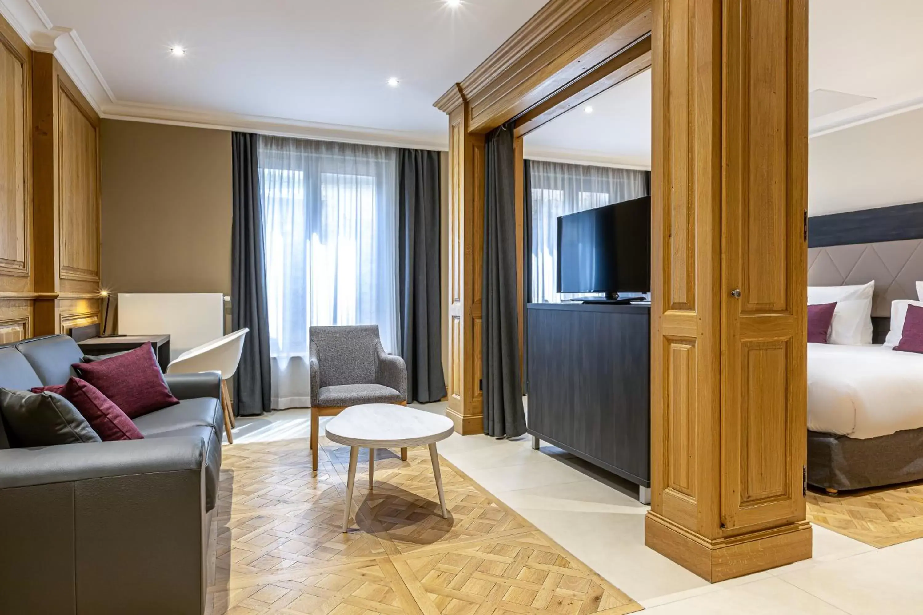 Living room, TV/Entertainment Center in Les Jardins de St Cloud