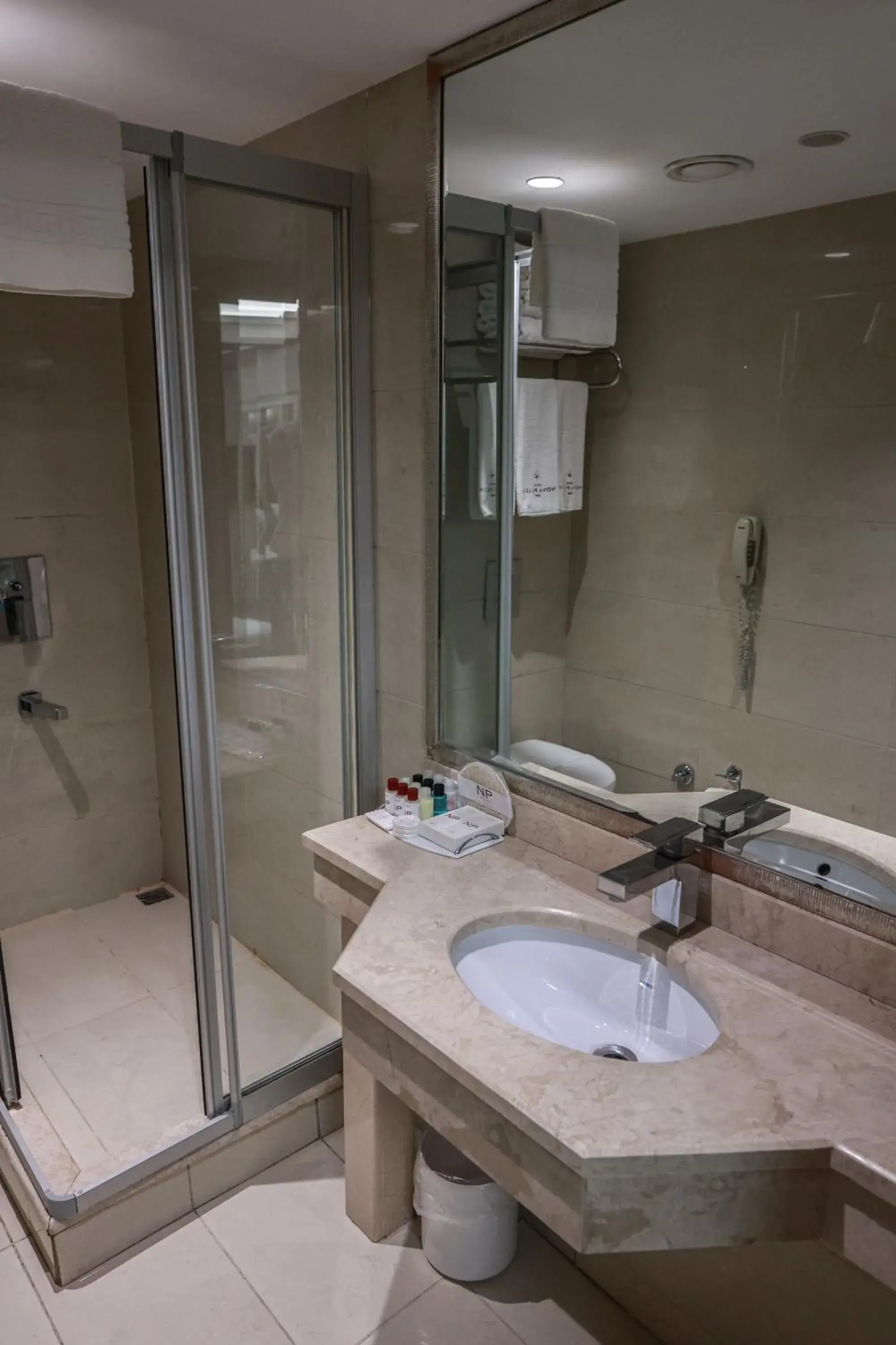 Shower, Bathroom in Nova Plaza Park Hotel
