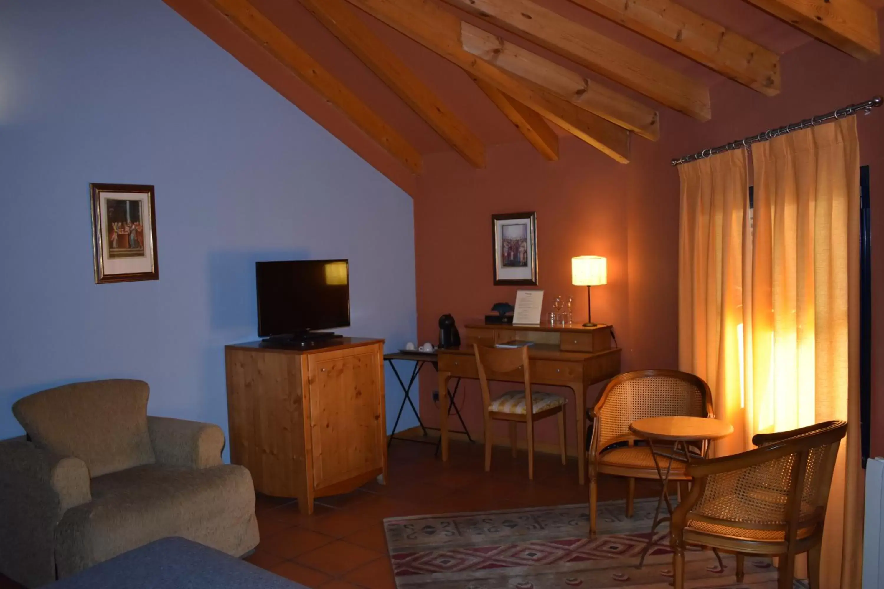 Bedroom, Seating Area in Hotel Sara De Ur