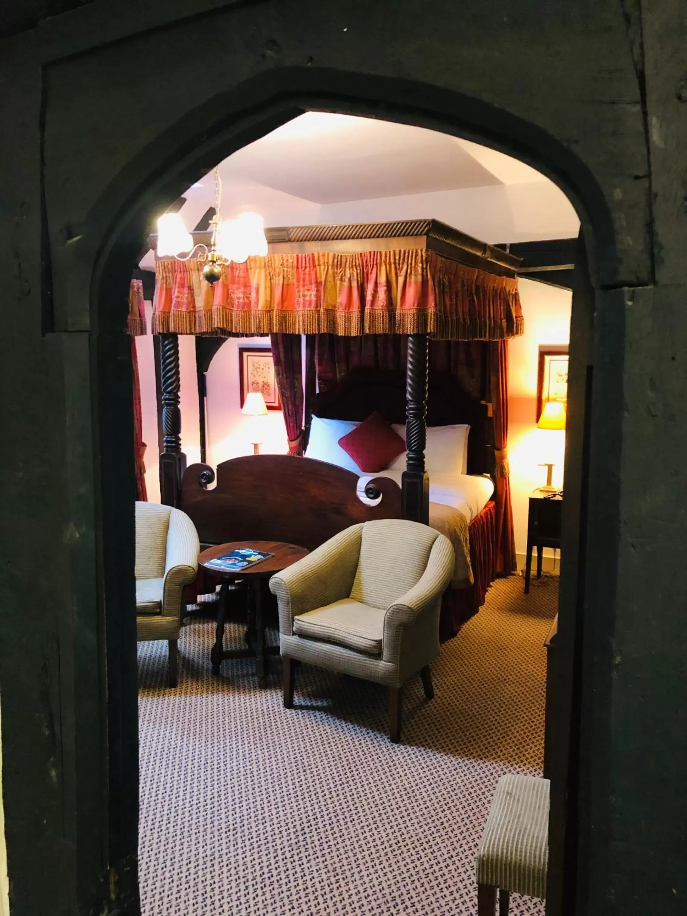 Living room, Seating Area in Brook Red Lion Hotel