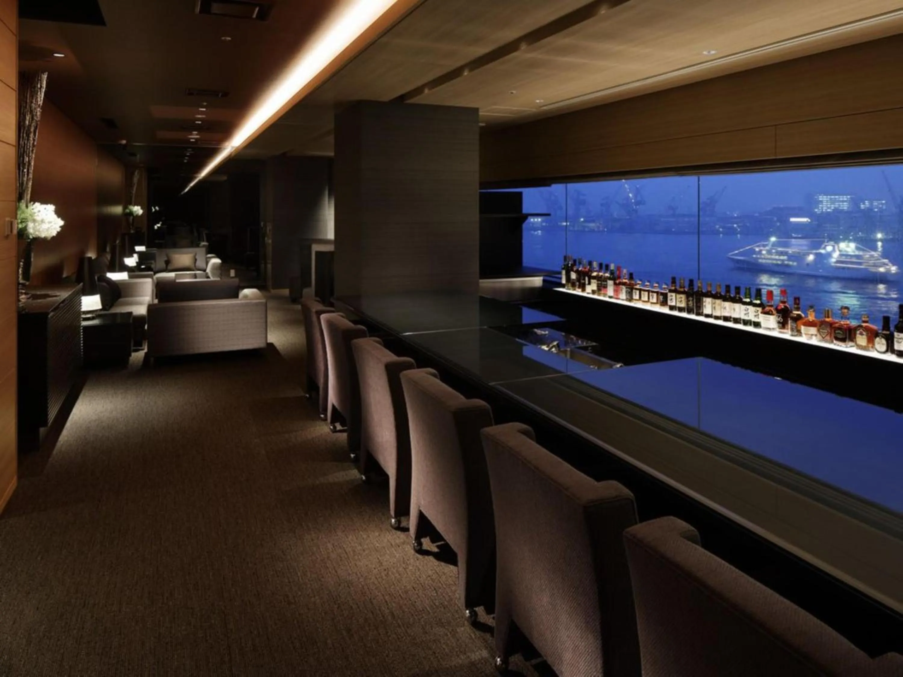 Lounge or bar in Kobe Minato Onsen Ren