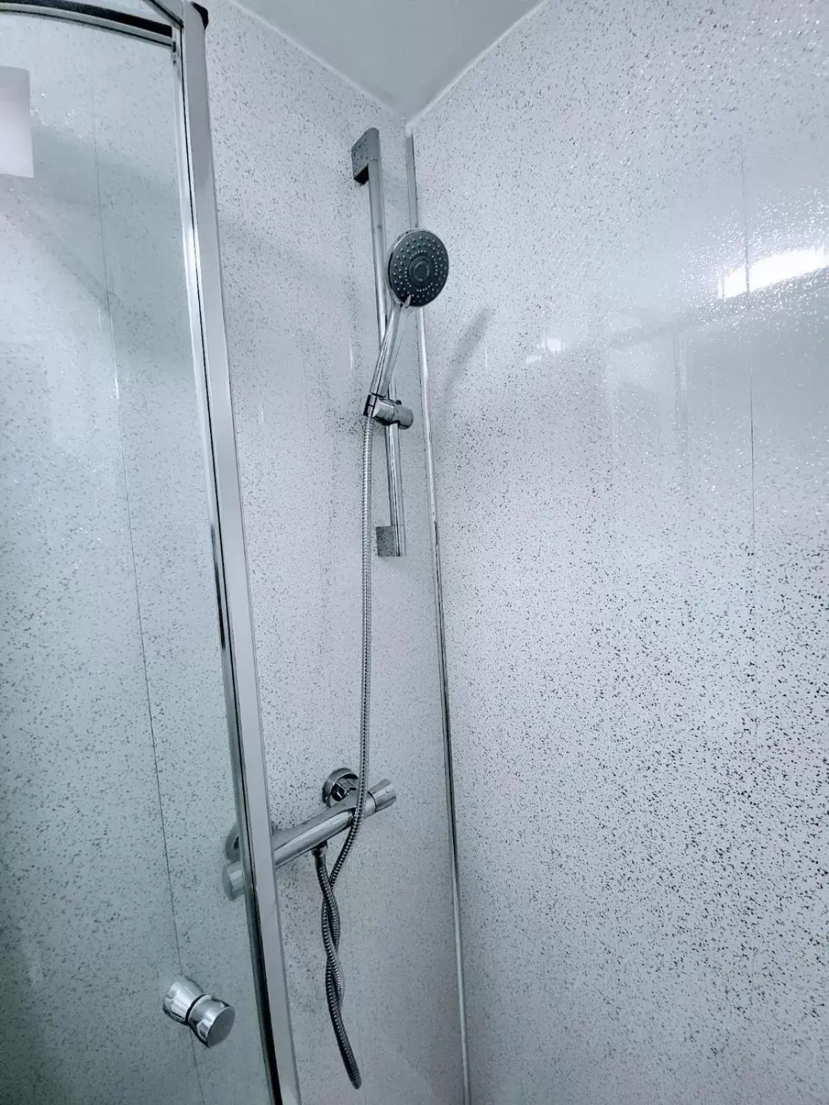 Shower, Bathroom in Easy Living Nottingham - Burns Street