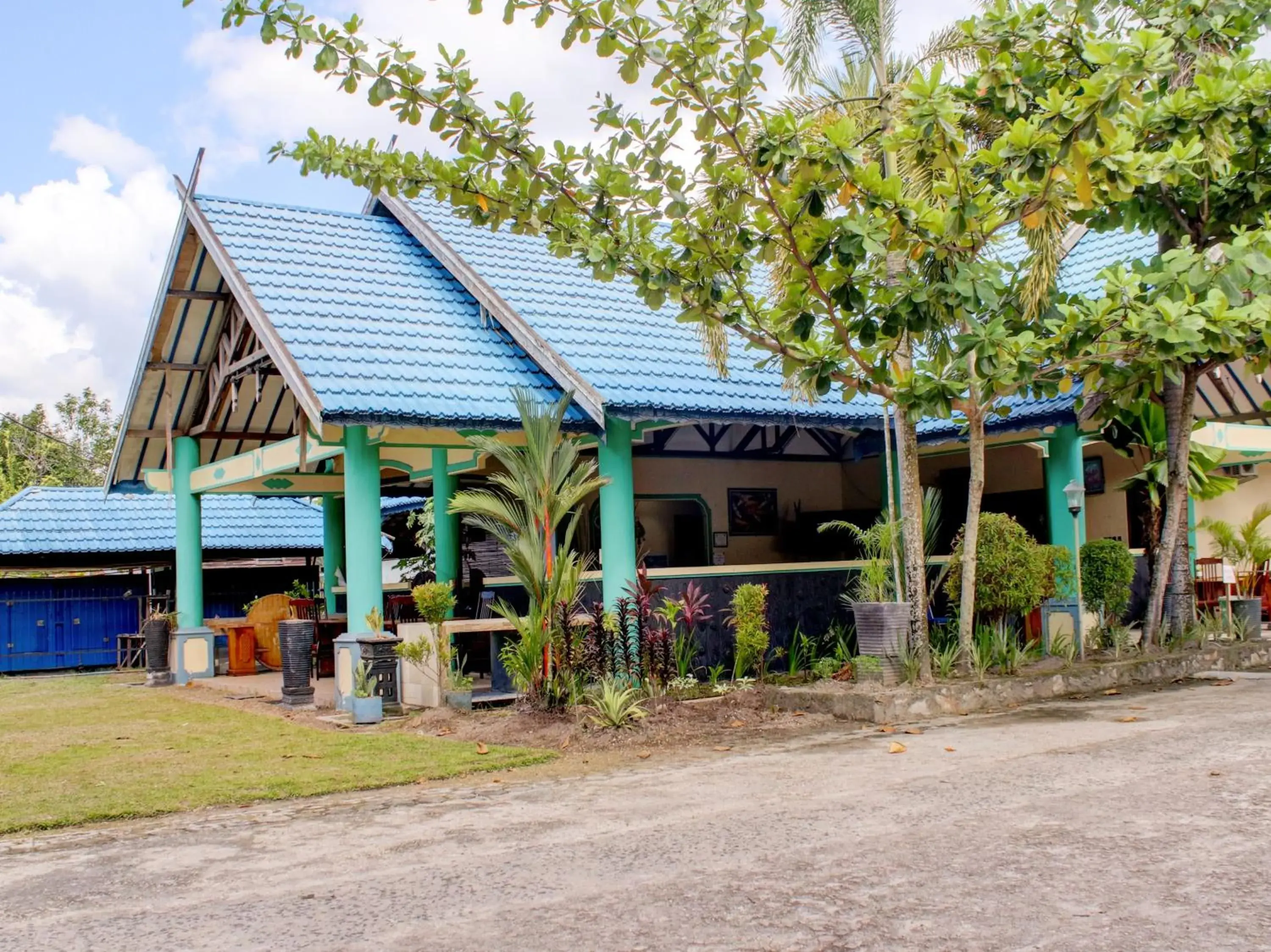 Facade/entrance in Capital O 90417 Hotel Batu Suli Internasional