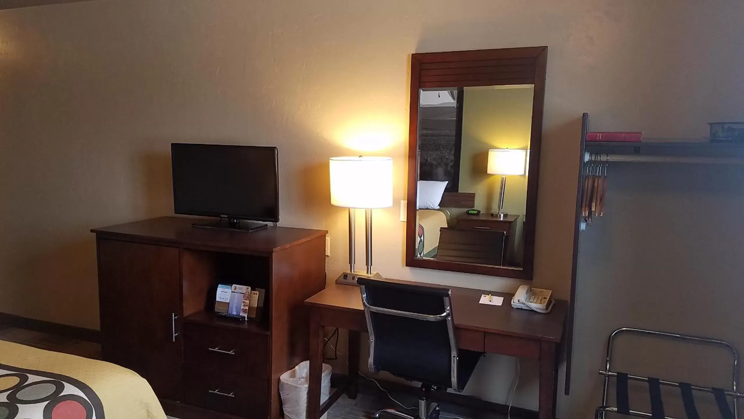 Bedroom, TV/Entertainment Center in SureStay Hotel by Best Western Ellensburg