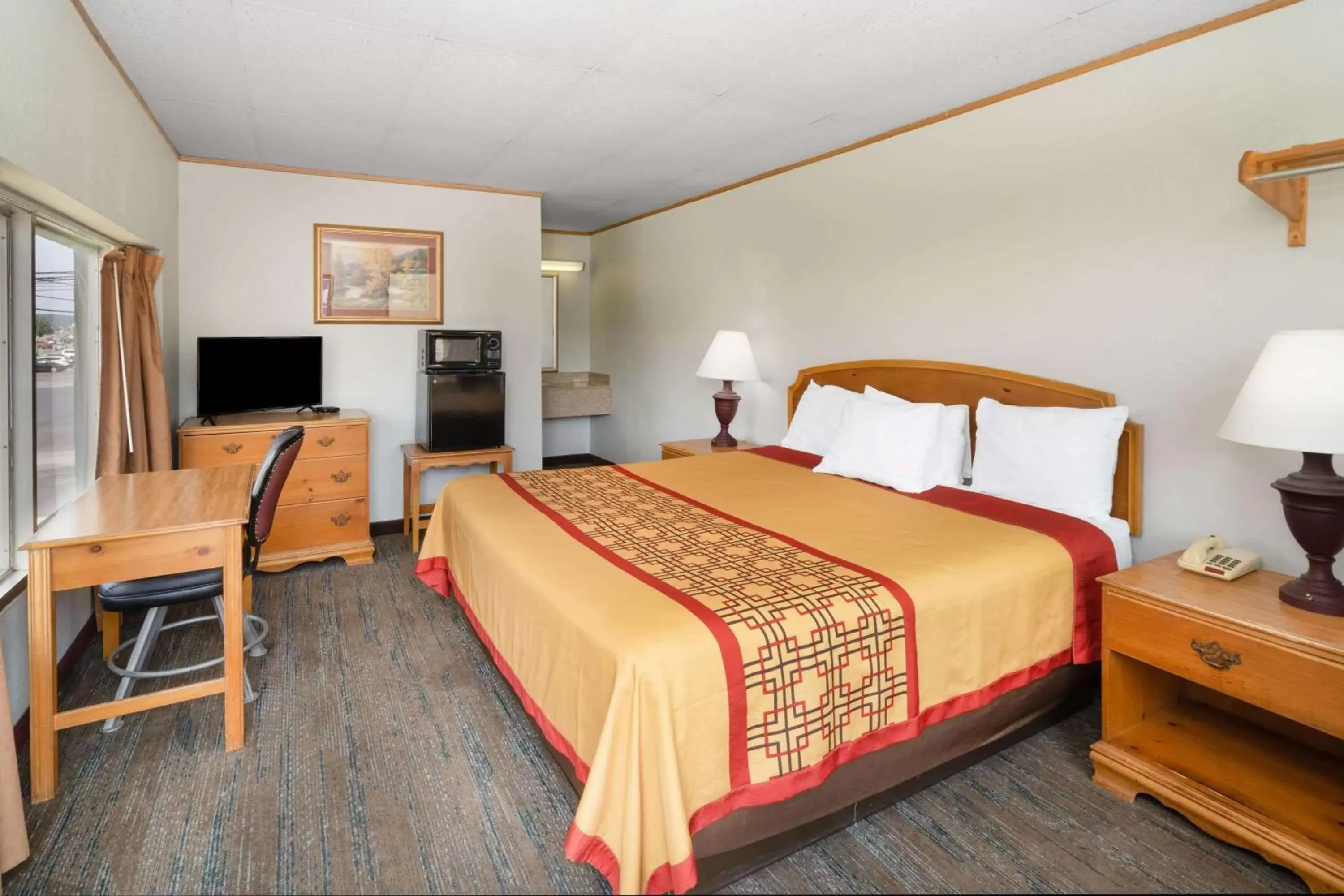 Photo of the whole room, Bed in Travelodge by Wyndham Pigeon Forge