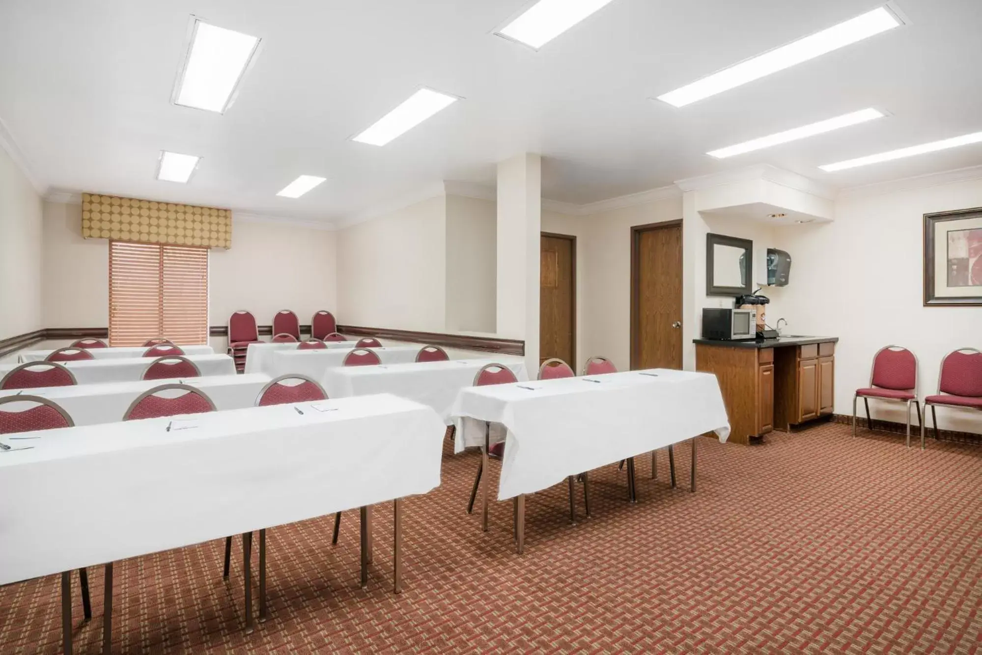 Meeting/conference room in AmericInn by Wyndham Johnston Des Moines