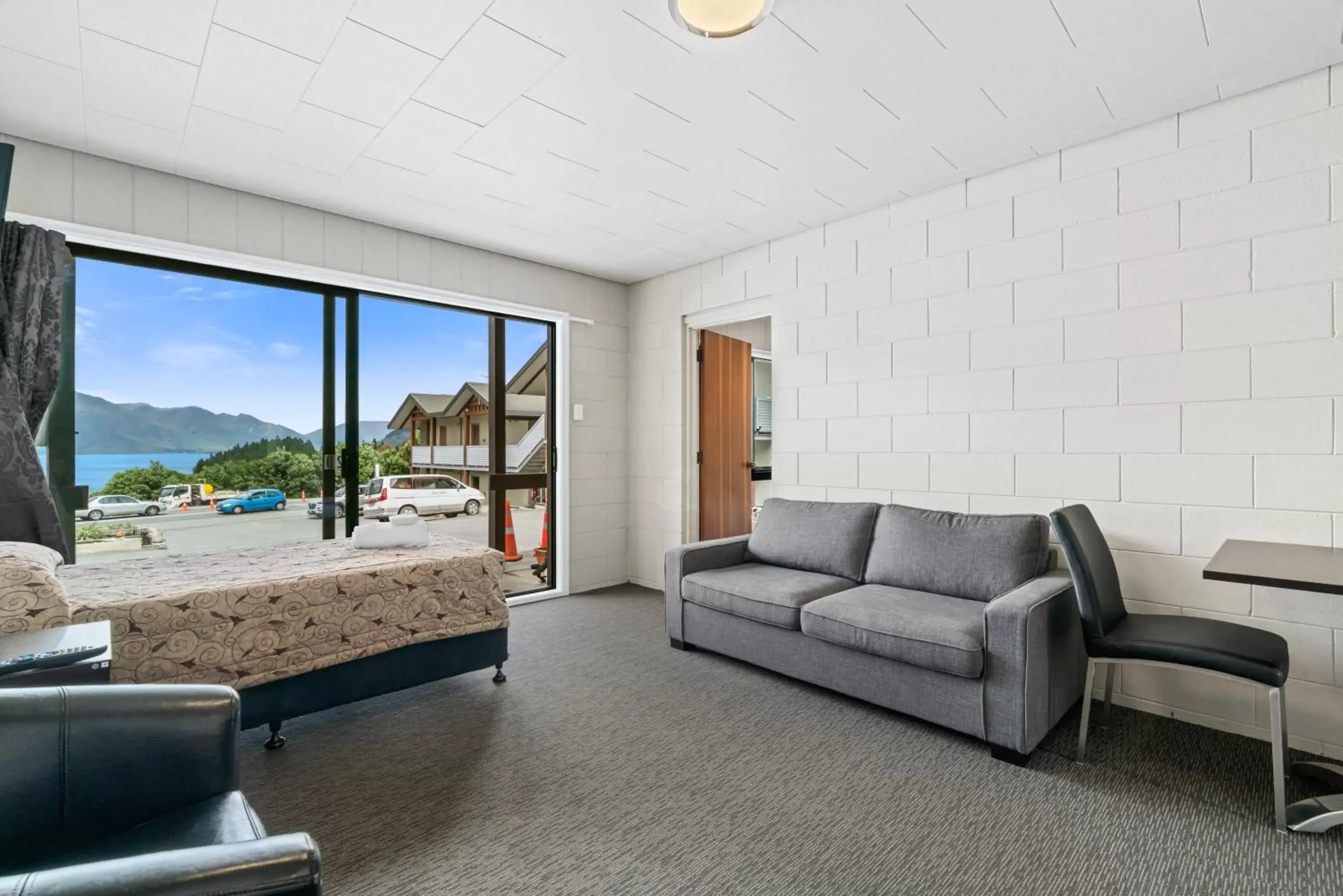 Living room, Seating Area in Queenstown Motel Apartments