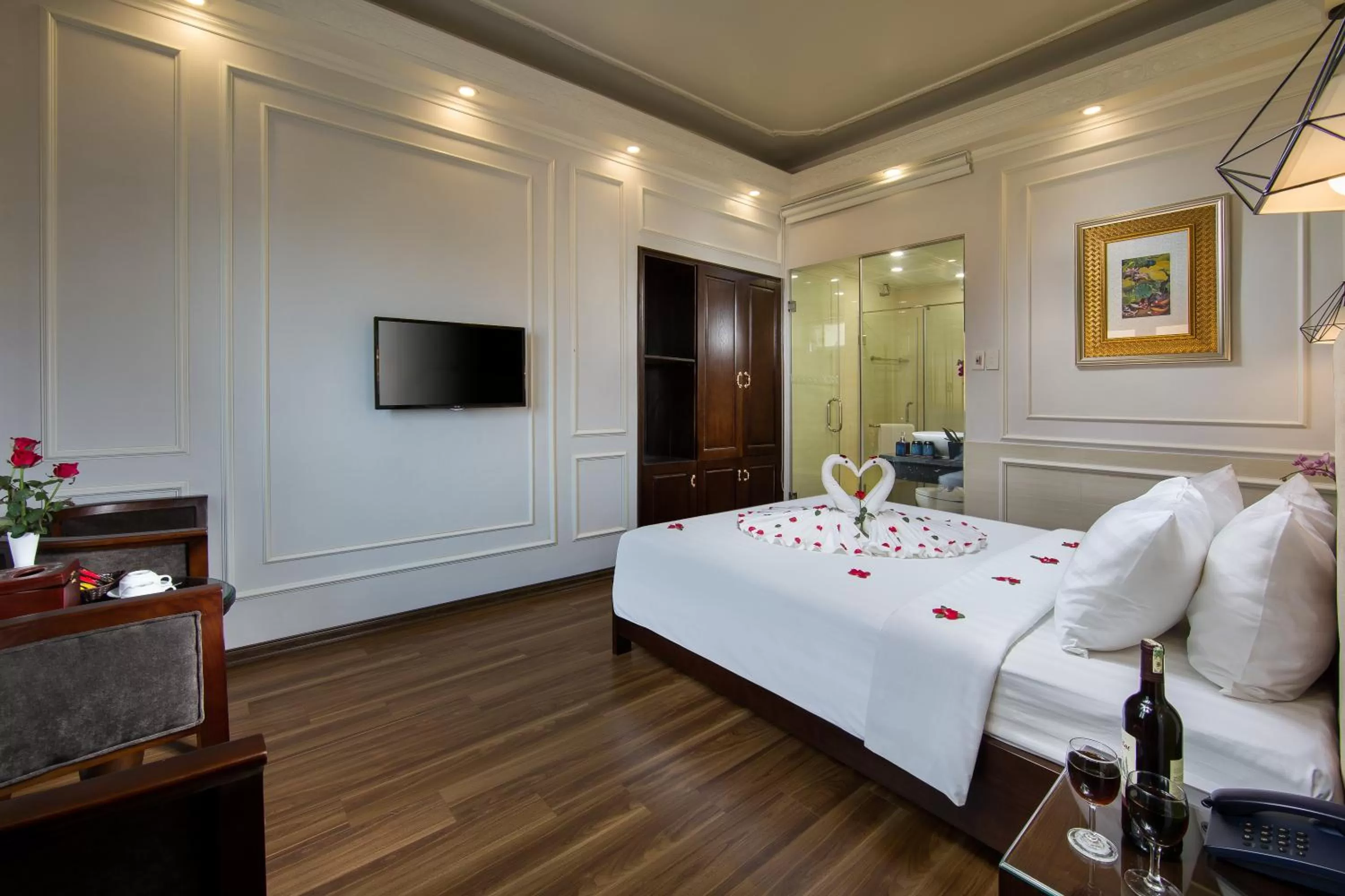 Photo of the whole room, Bed in Hanoi Royal Palace Hotel 2