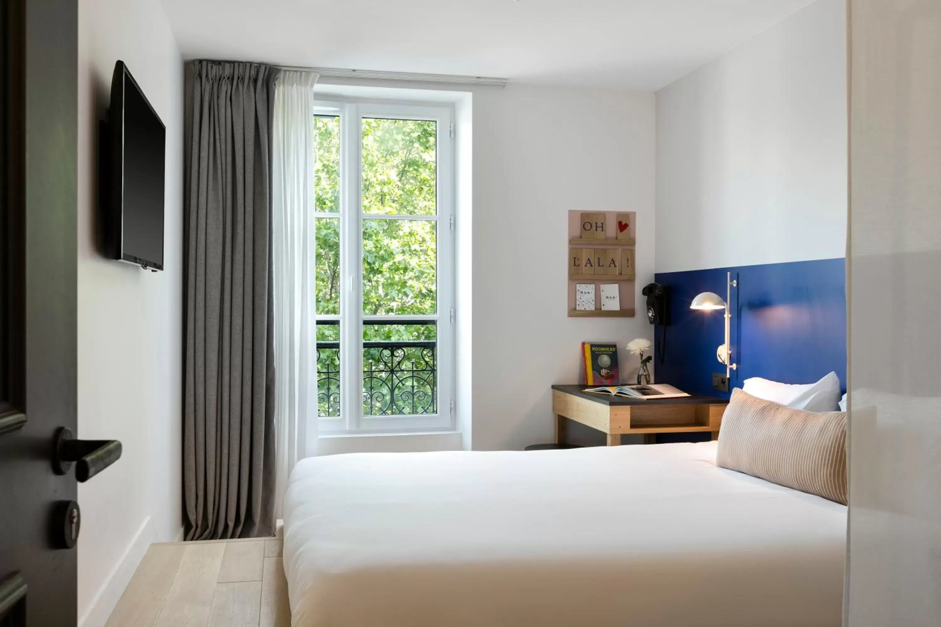 Photo of the whole room, Bed in Oh la la ! Hotel Bar Paris Bastille