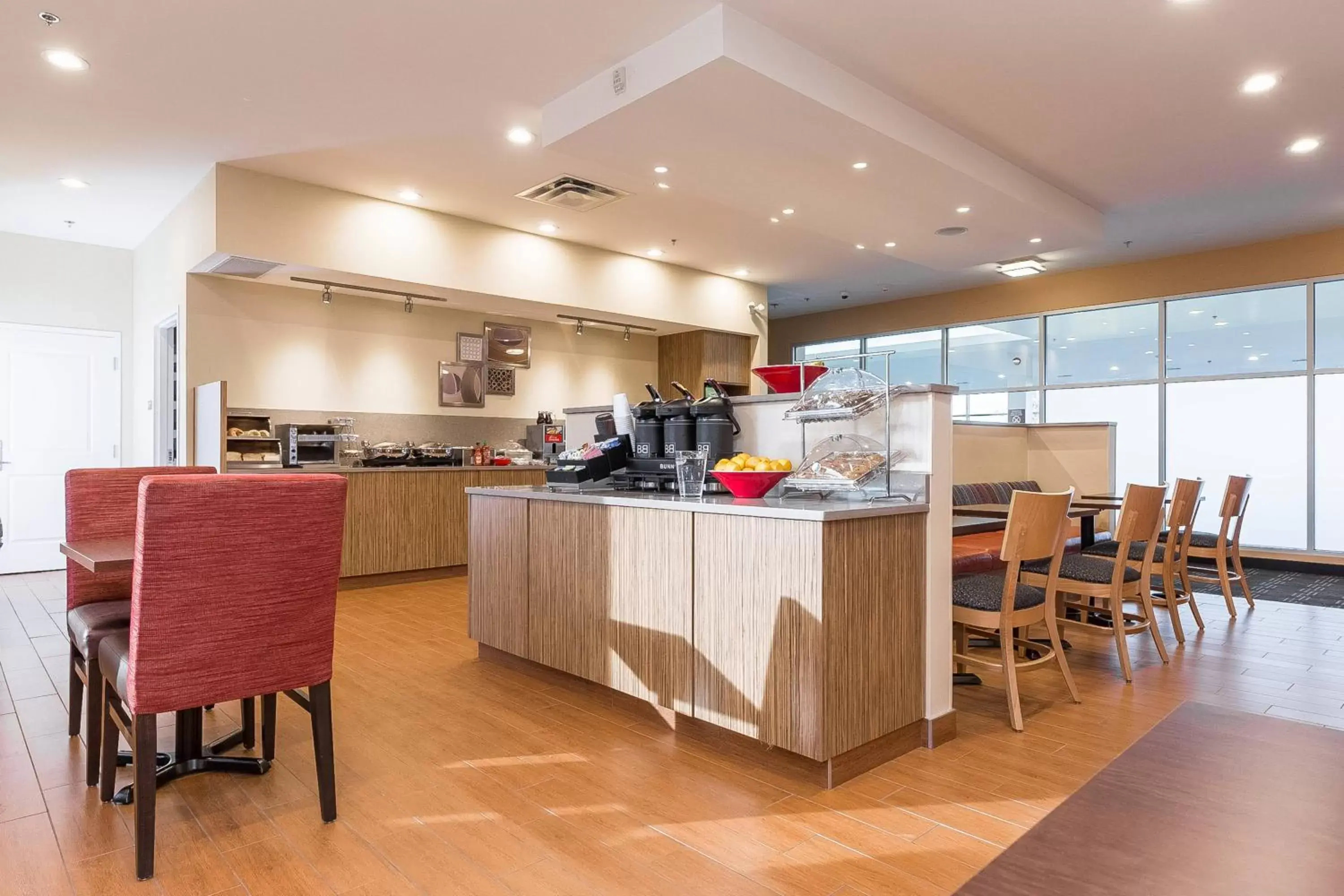 Breakfast, Restaurant/Places to Eat in TownePlace Suites by Marriott Edmonton South