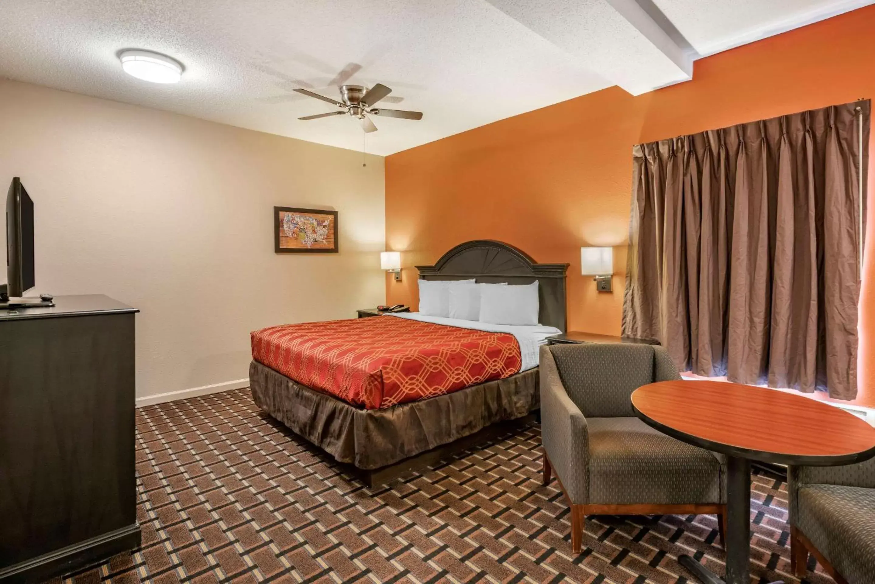 Photo of the whole room, Bed in Econo Lodge Inn & Suites Granite City