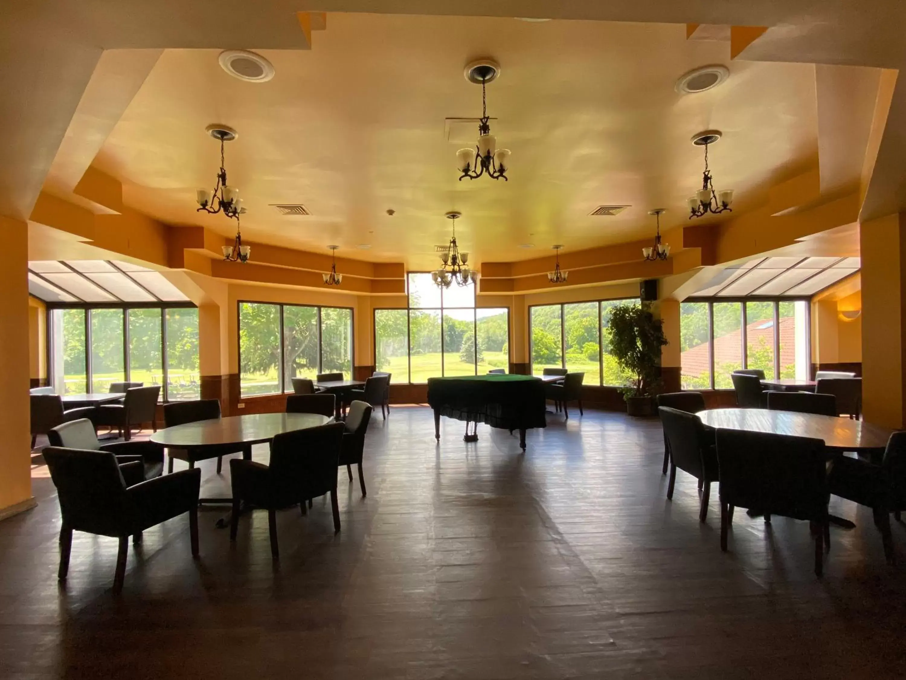 Restaurant/Places to Eat in Shawnee Inn and Golf Resort