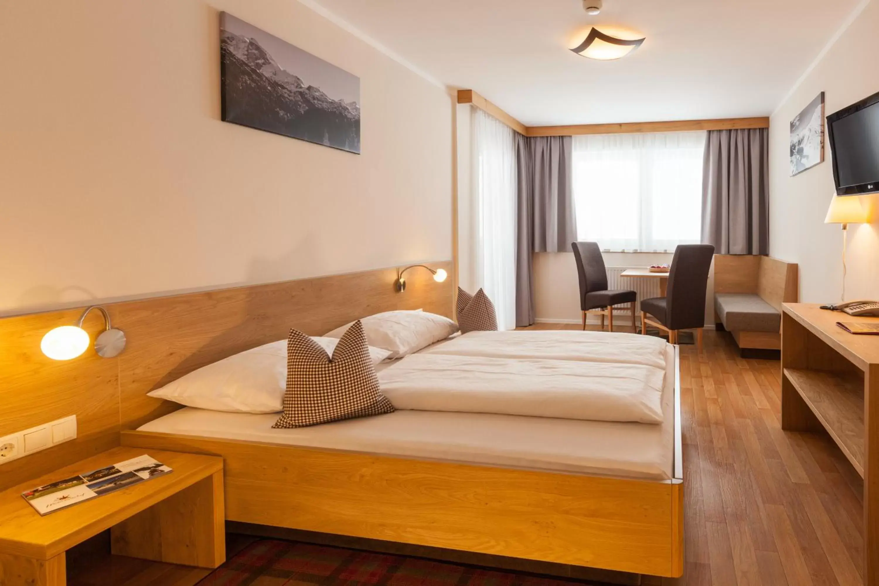 Bedroom, Bed in Kinder- & Gletscherhotel Hintertuxerhof