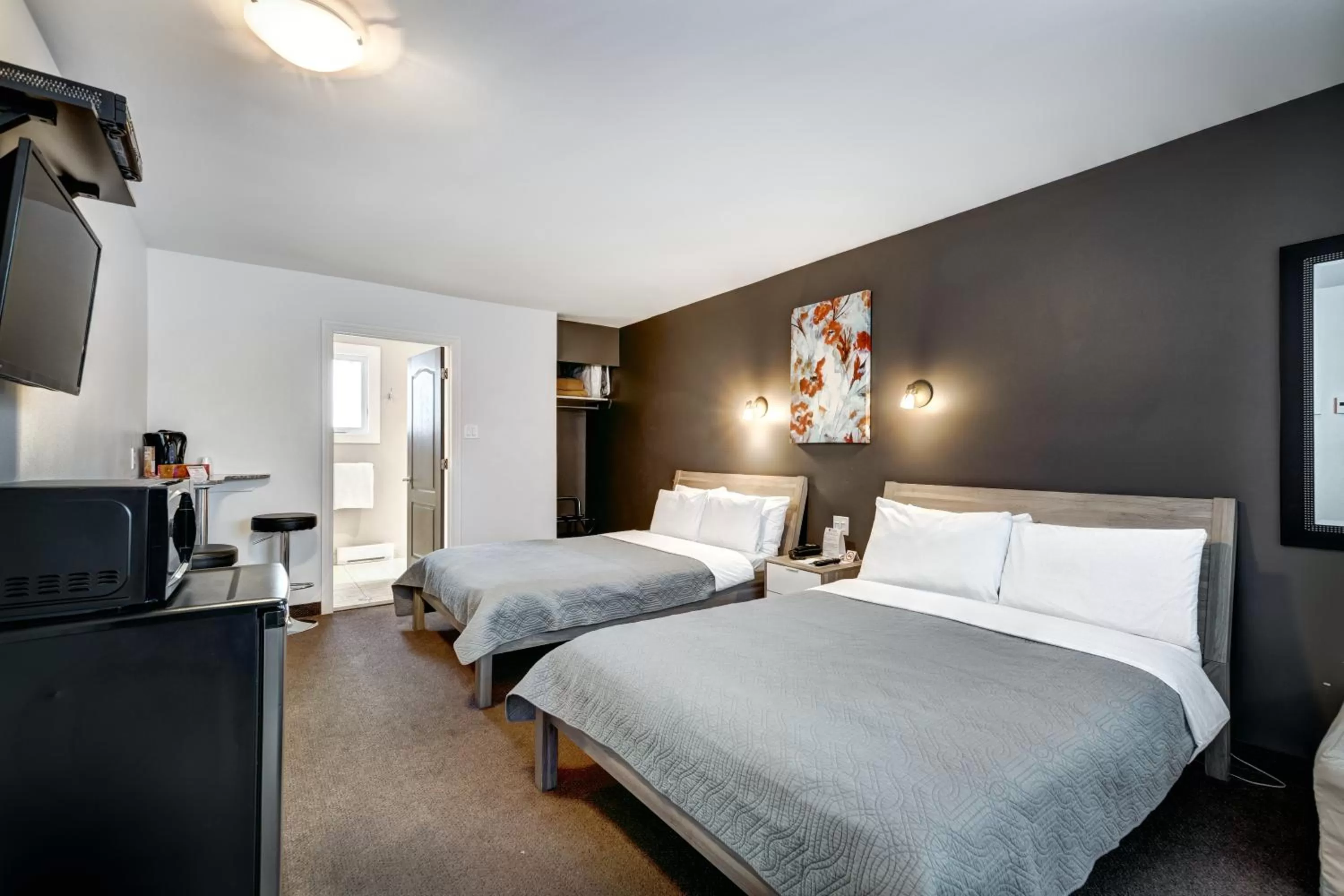 Photo of the whole room, Bed in Auberge St. Jacques