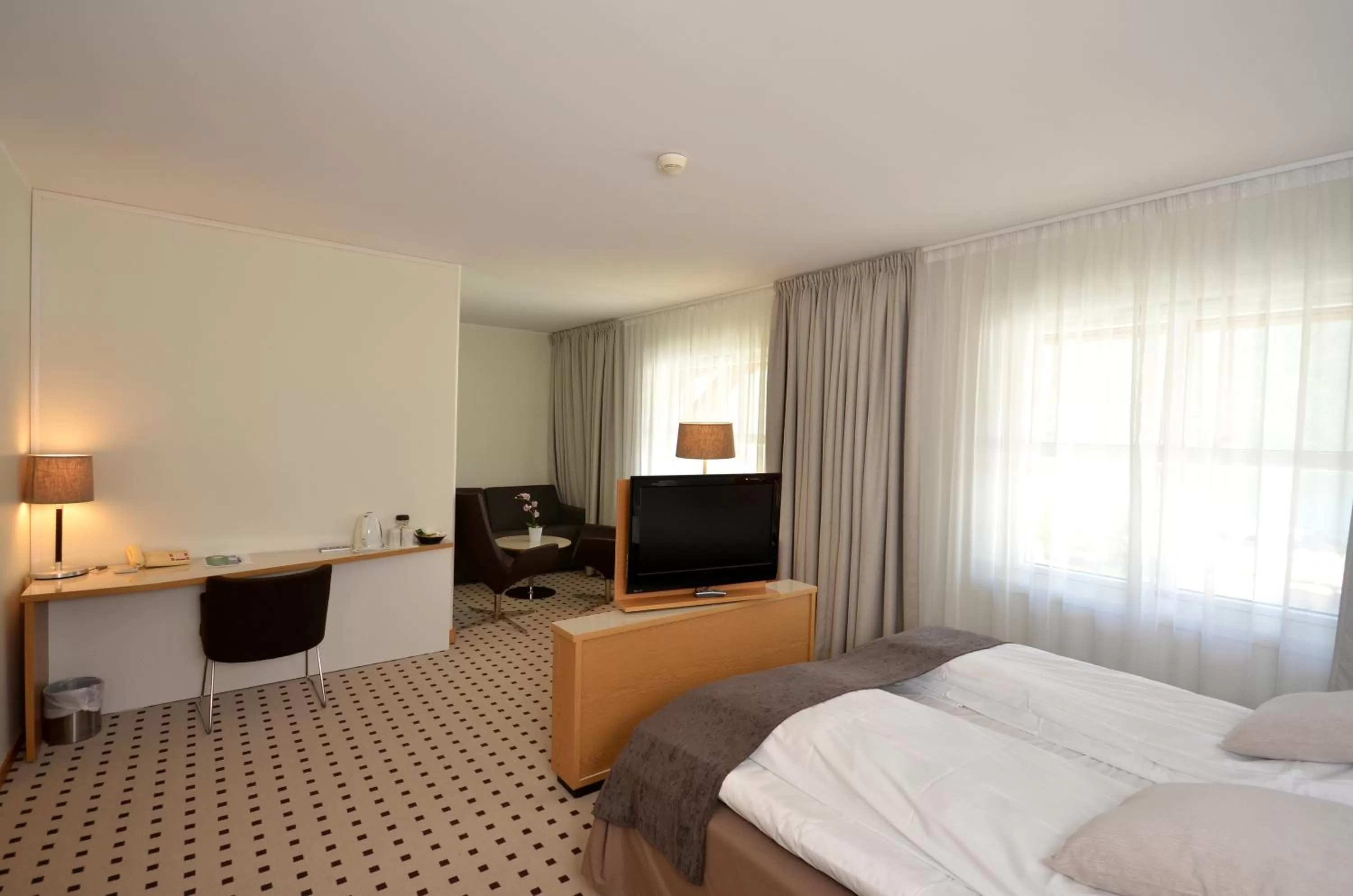 TV and multimedia, Bed in Grand Hotel - by Classic Norway Hotels