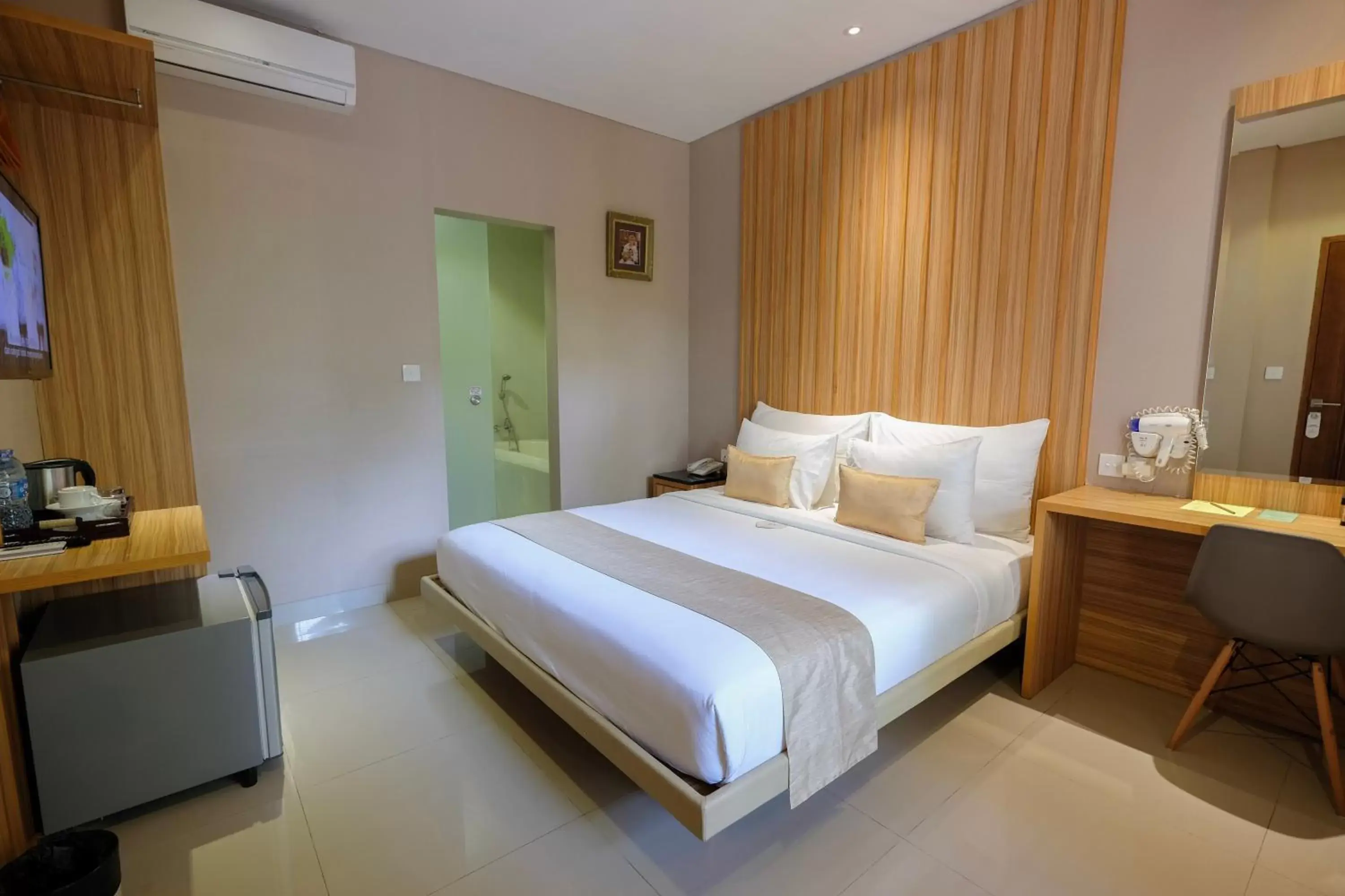 Photo of the whole room, Bed in Puri Padma Hotel