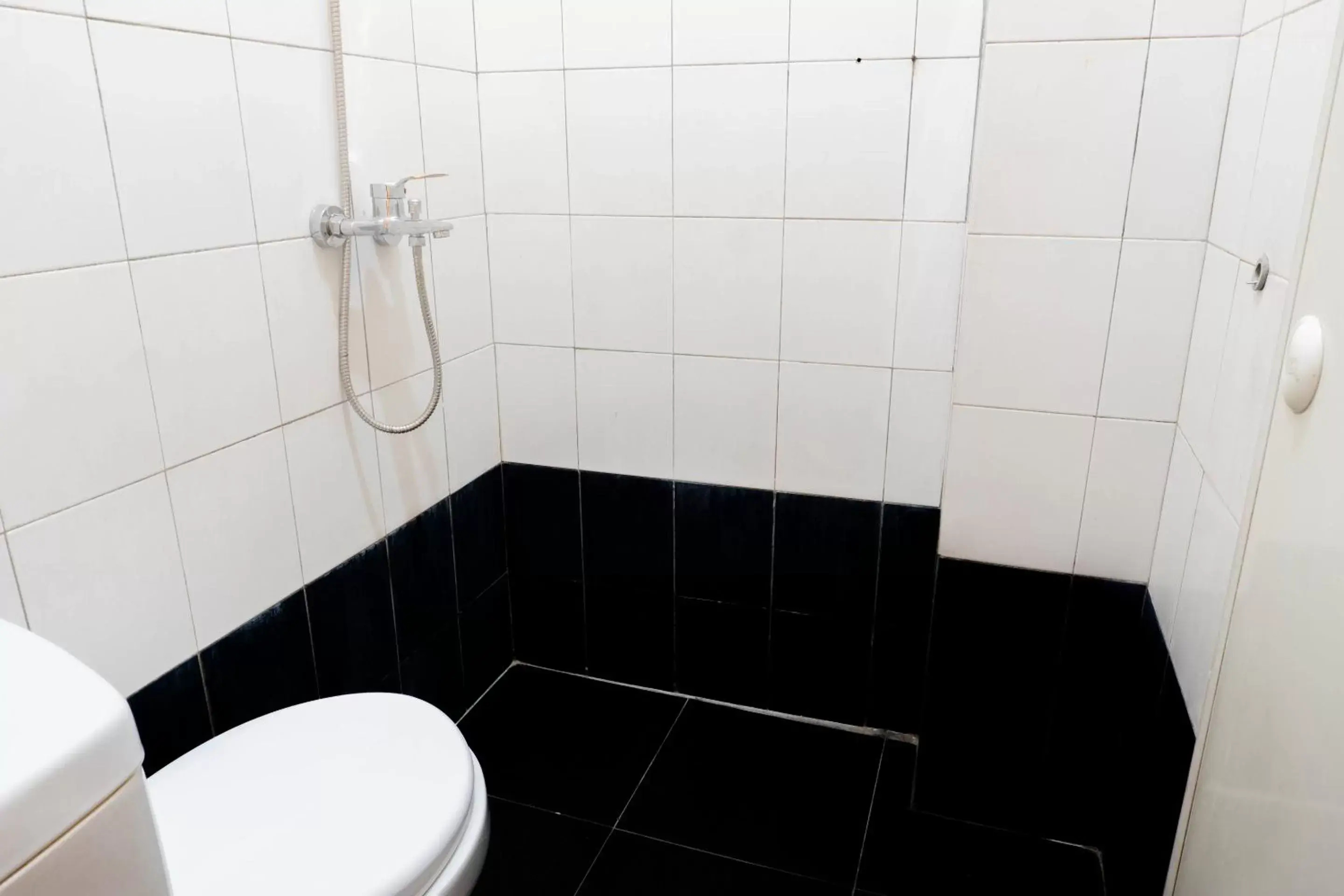 Bathroom in OYO 1340 Wisma Alamanda