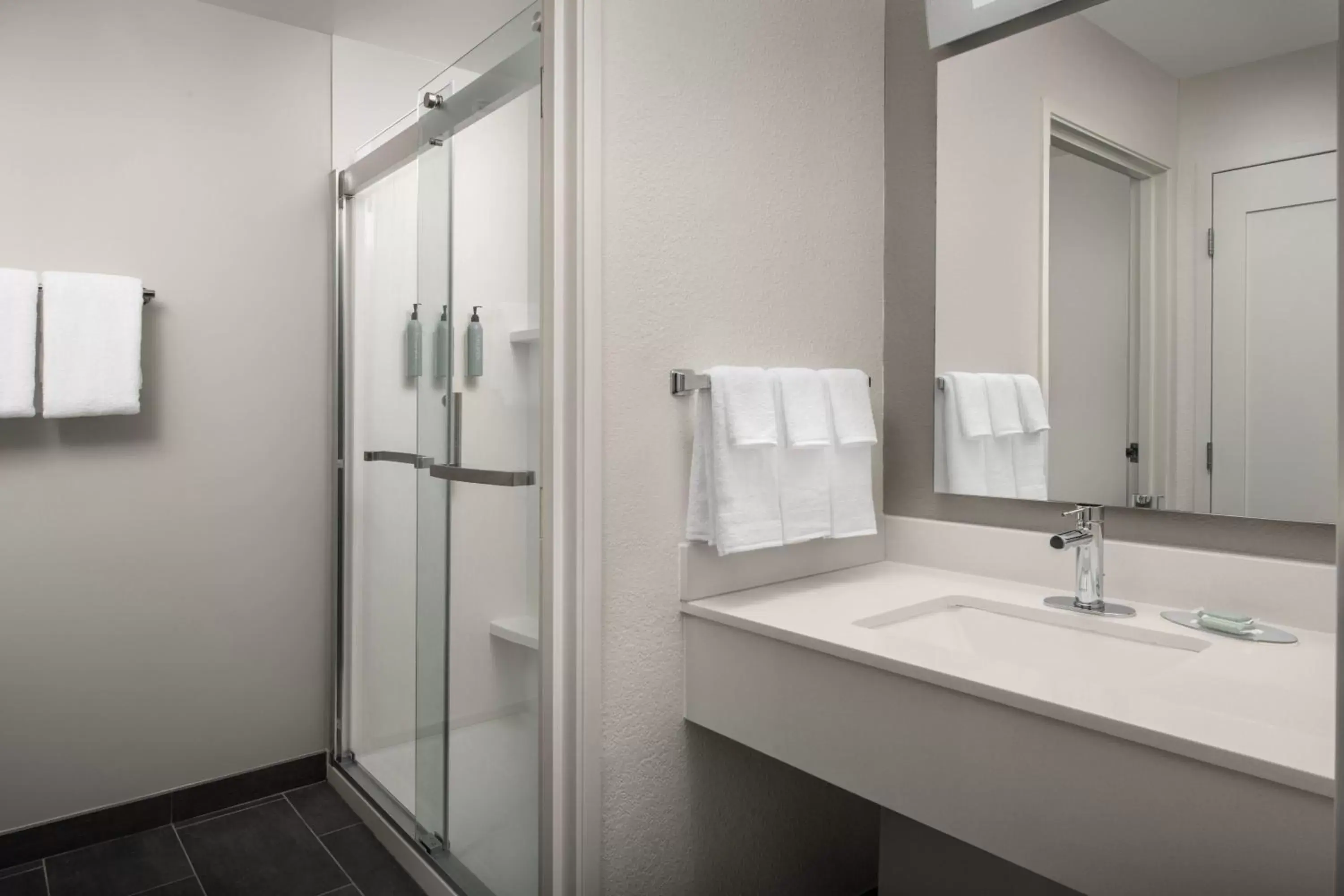 Bathroom in Courtyard by Marriott Dayton Beavercreek