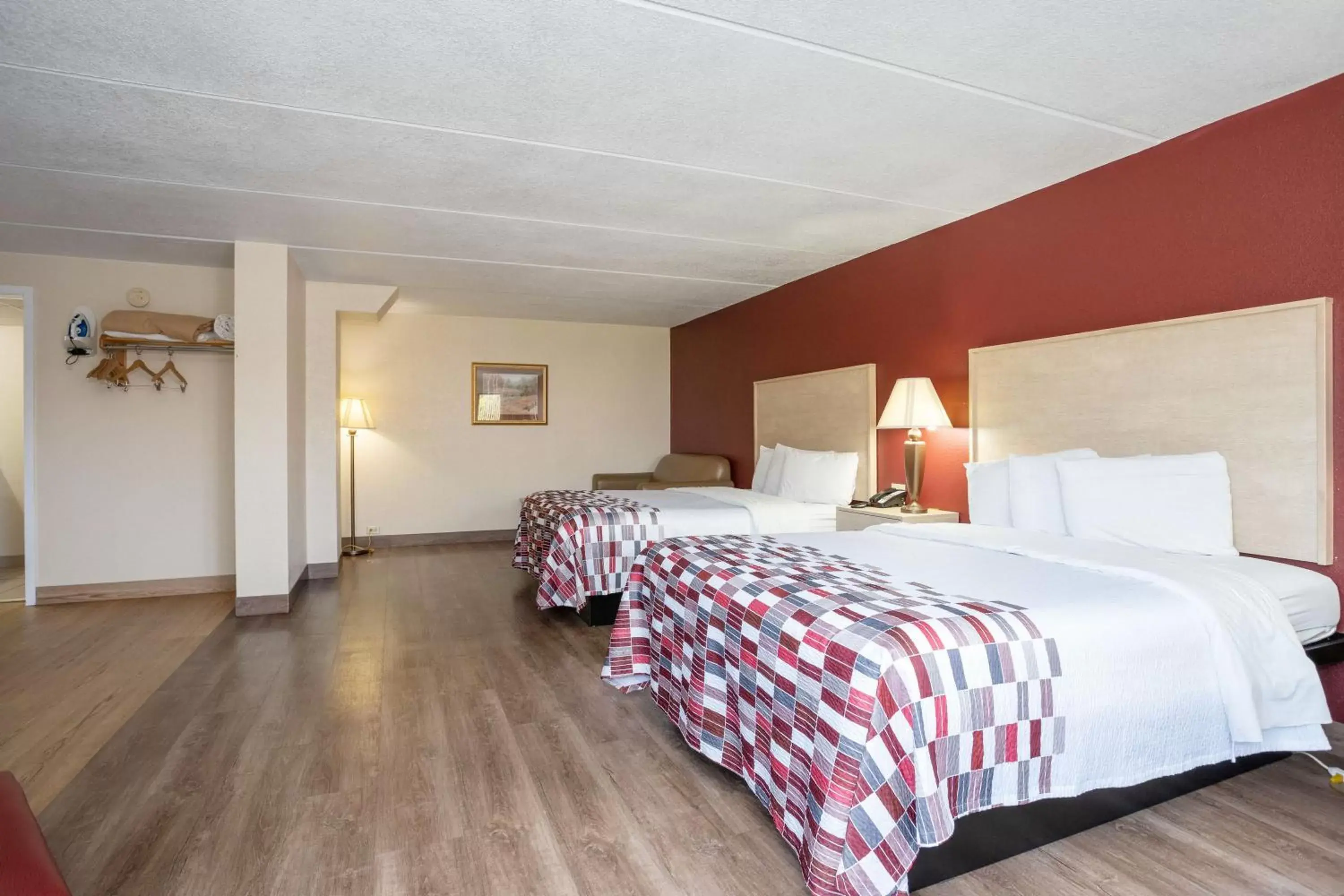 Photo of the whole room, Bed in Red Roof Inn & Suites Pigeon Forge Parkway