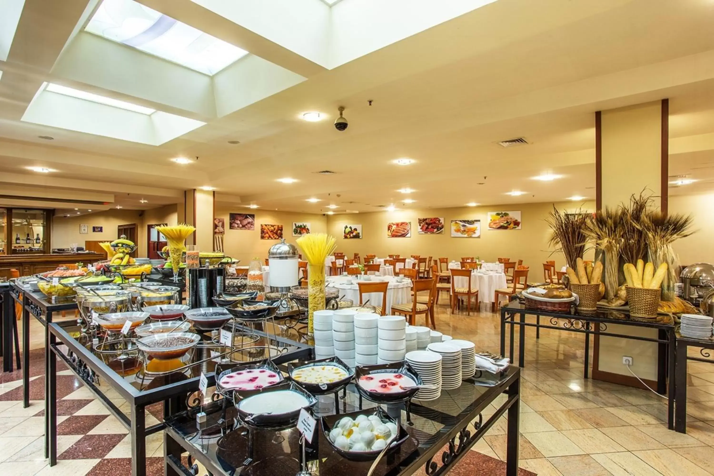 Restaurant/Places to Eat in Ramada by Wyndham Sofia City Center