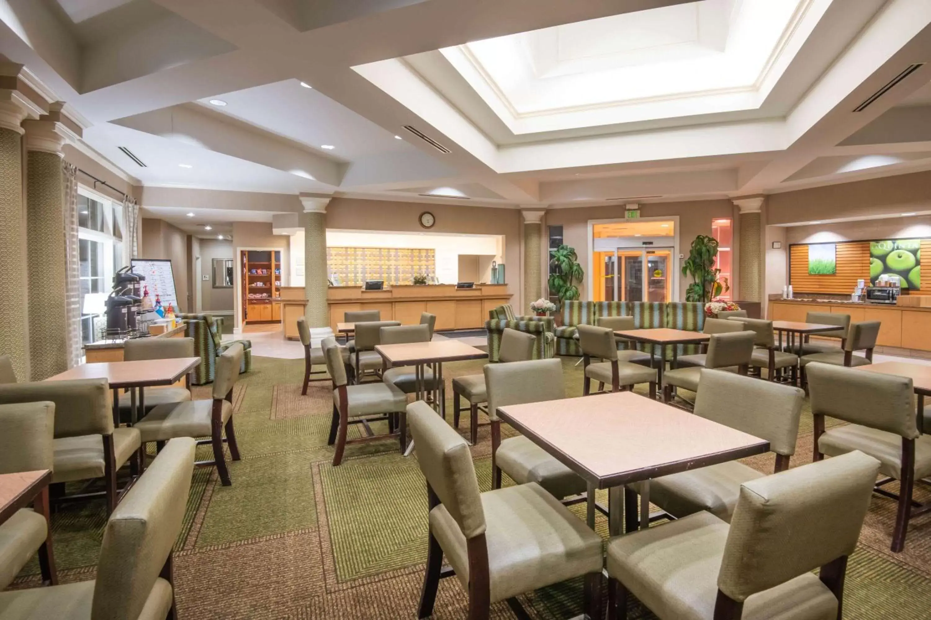 Lobby or reception, Restaurant/Places to Eat in La Quinta by Wyndham Colorado Springs South Airport