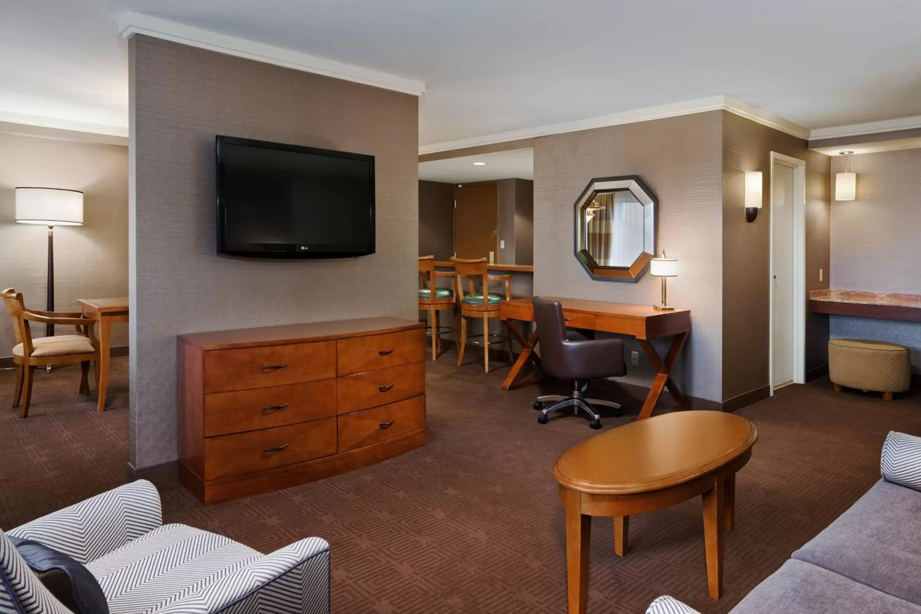 Bedroom, TV/Entertainment Center in Sheraton Niagara Falls