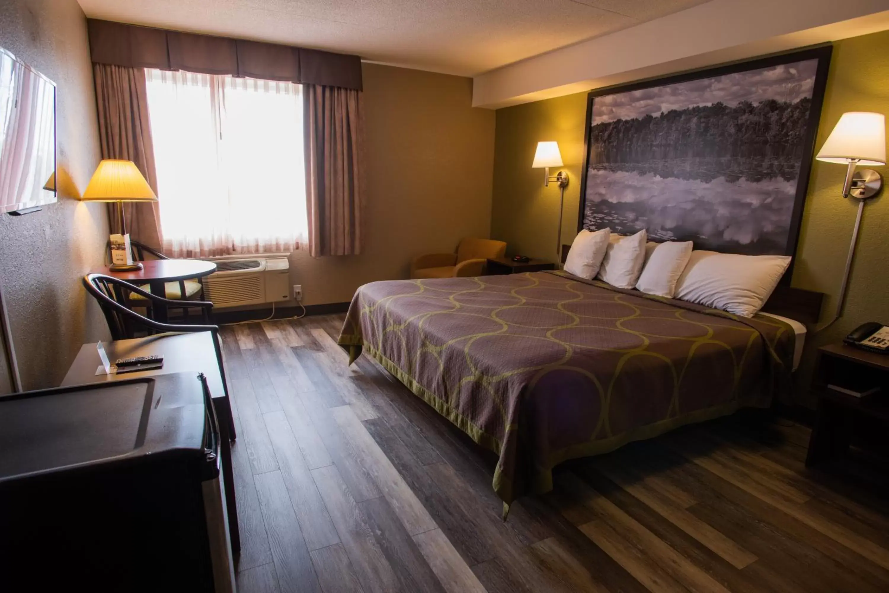 Photo of the whole room, Bed in Super 8 by Wyndham Mississauga