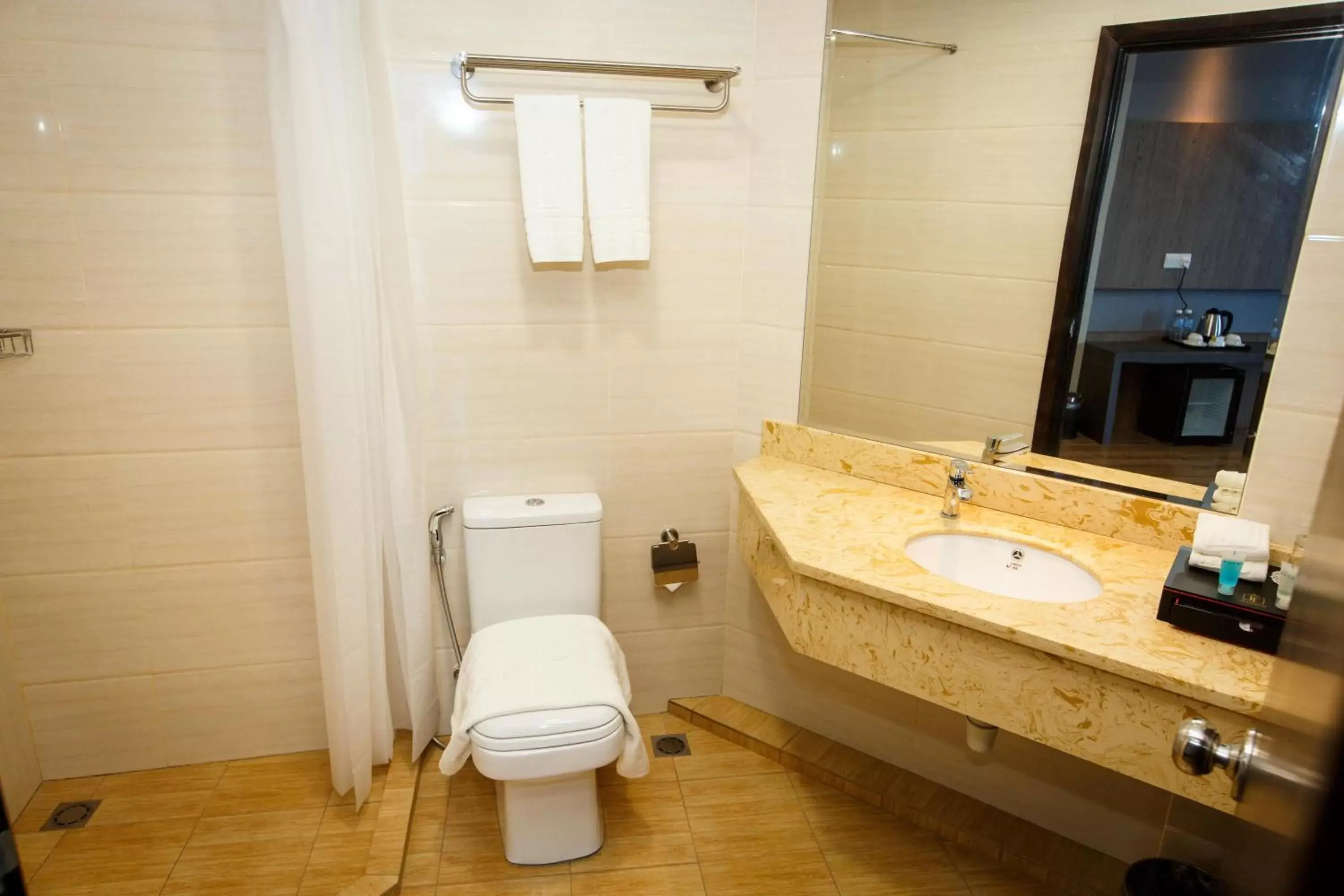 Bathroom in Lintas Platinum Hotel