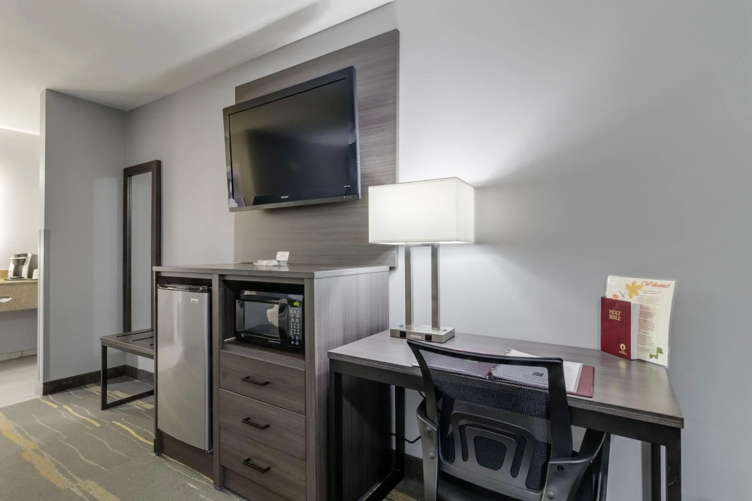 TV and multimedia, TV/Entertainment Center in Quality Inn Interstate