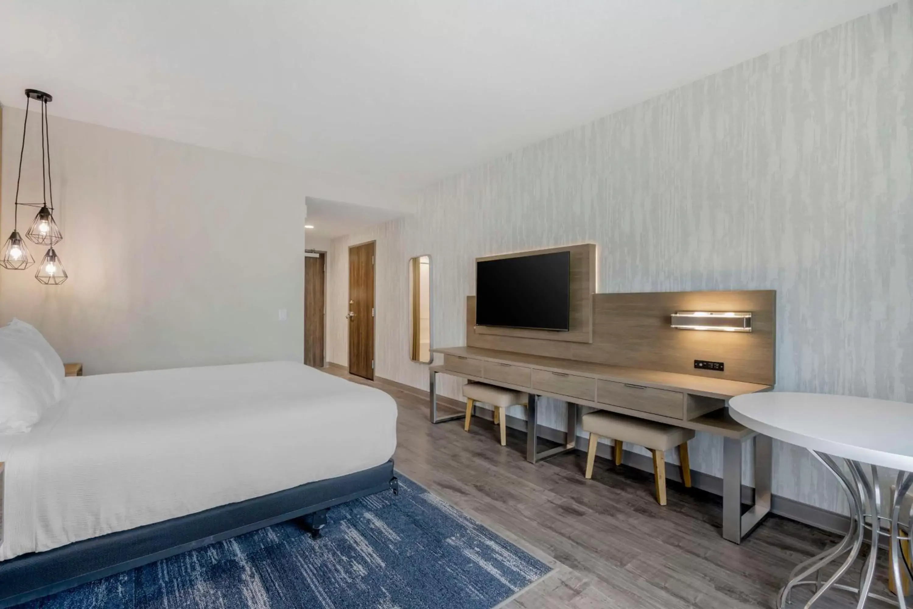 Bedroom, TV/Entertainment Center in Best Western Plus Winter Haven Inn & Suites