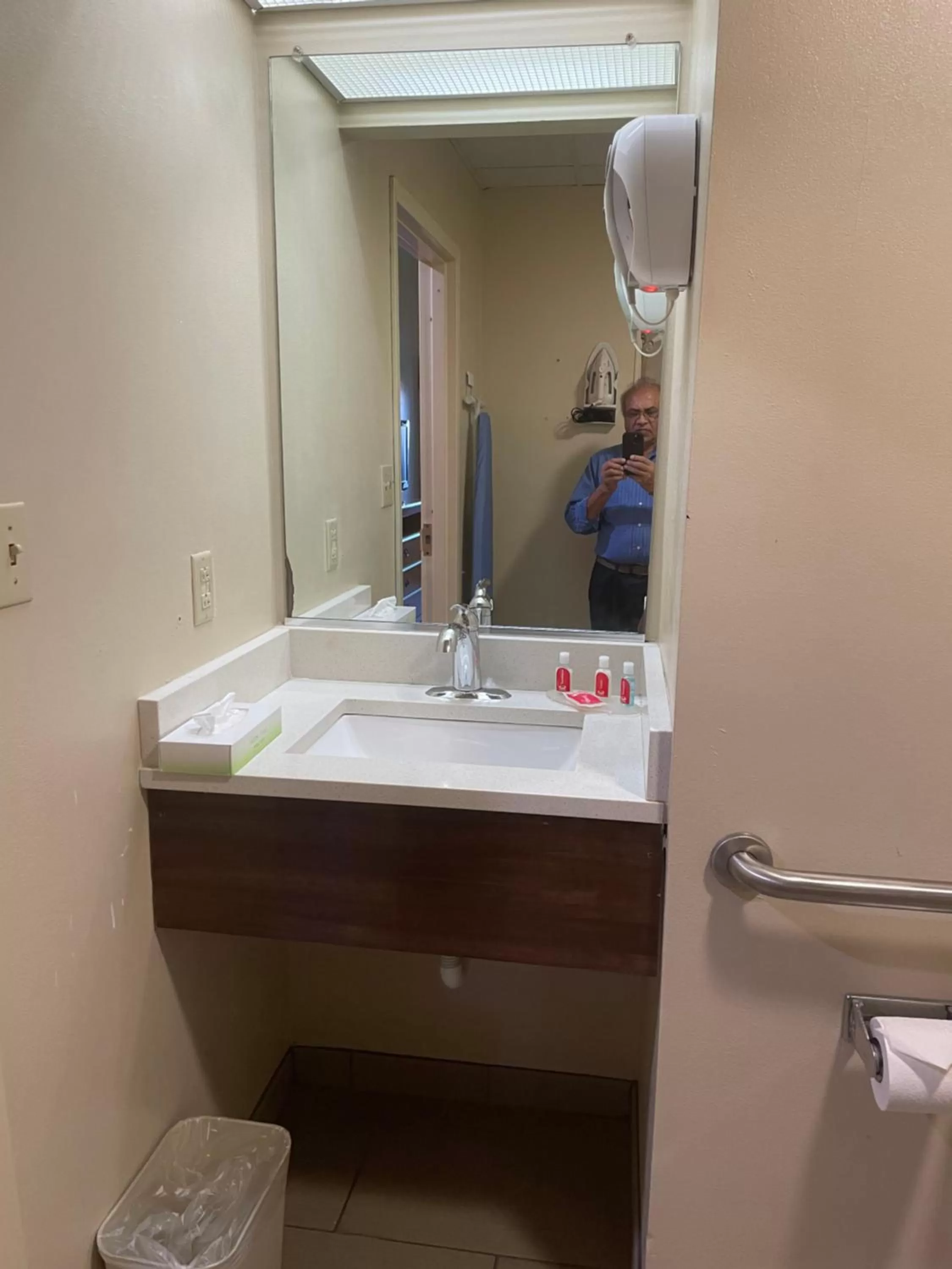 Bathroom in Econo Lodge Newport Smoky Mountains Gateway