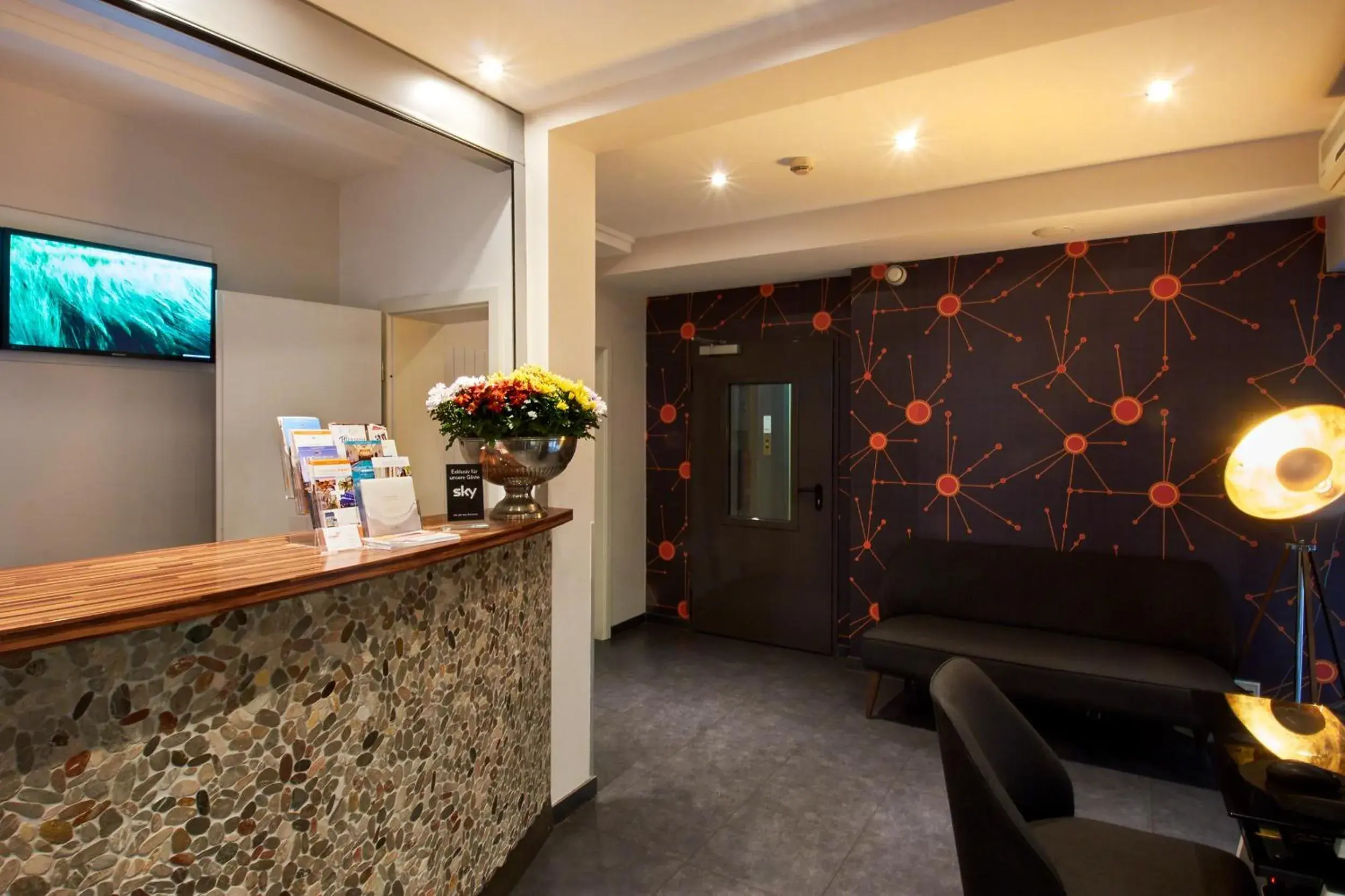 Lobby or reception, Lounge/Bar in Town Hotel Wiesbaden - kleines Privathotel mit Self-Check-In in Bestlage