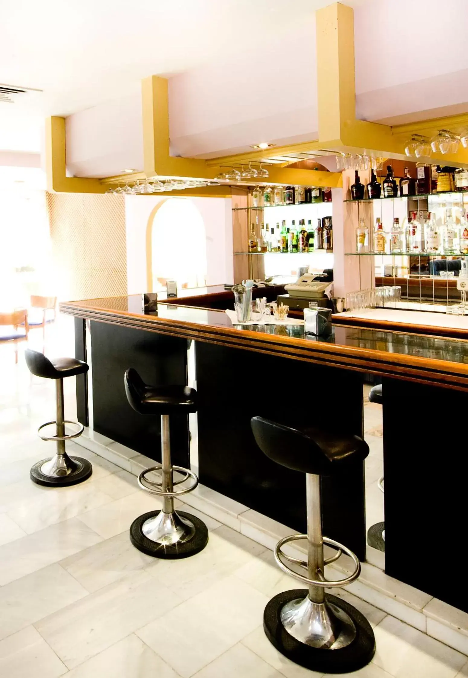 Lounge or bar in Hotel Monarque El Rodeo