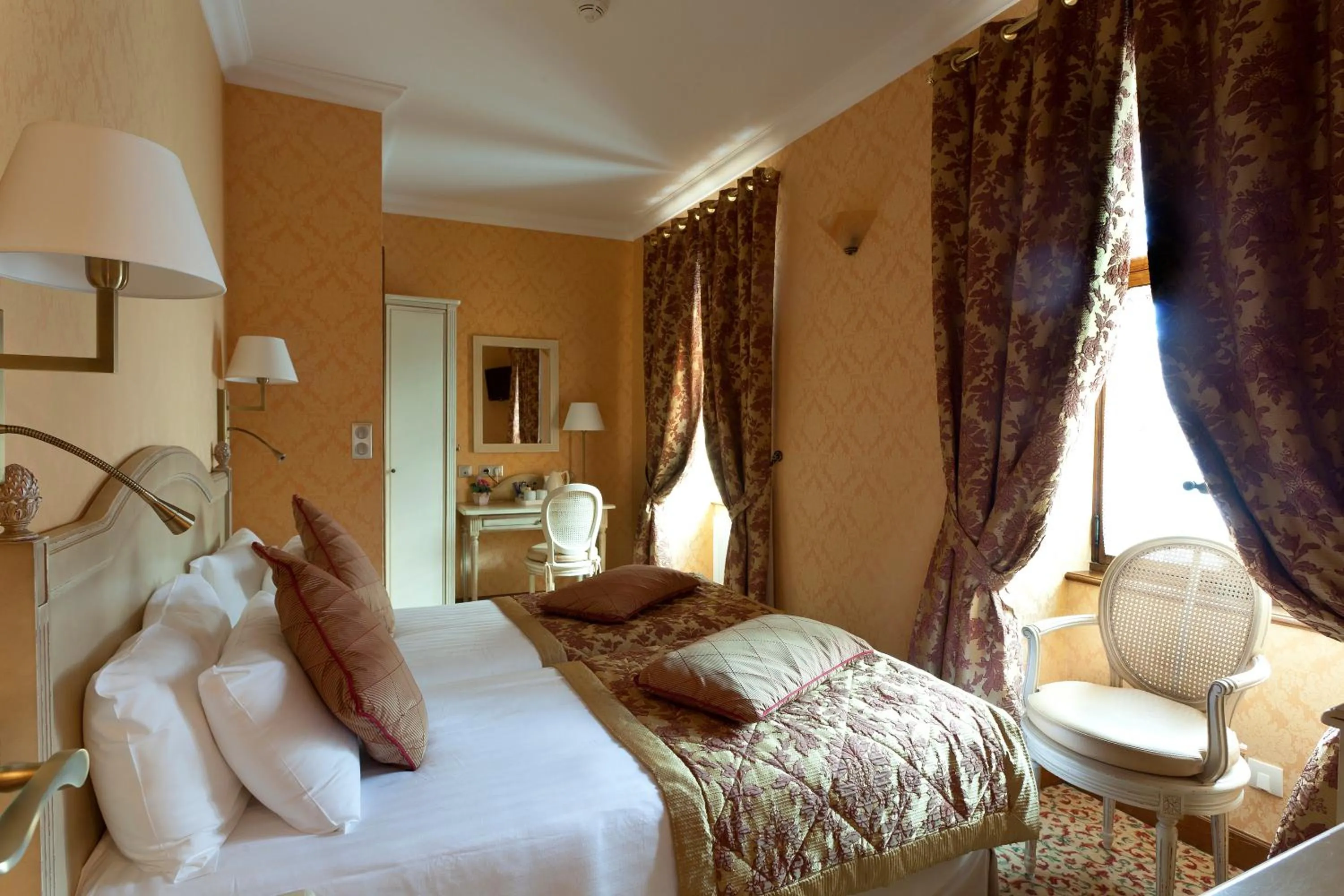 Photo of the whole room, Bed in Auberge Saint Pierre
