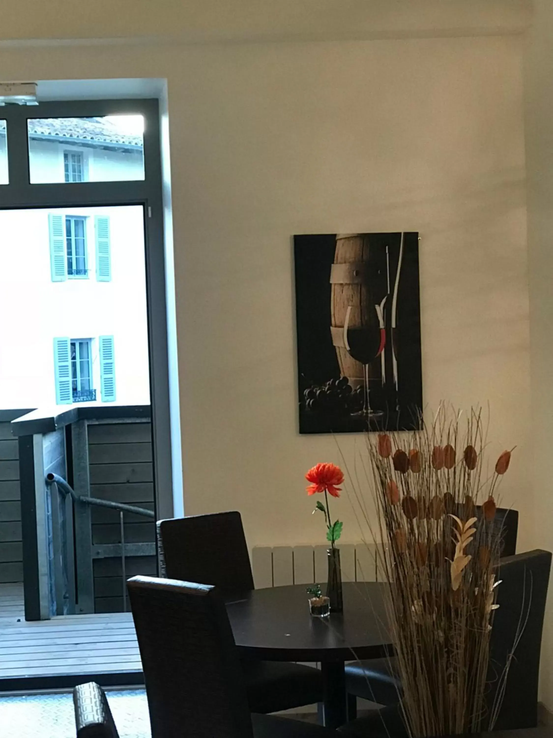 Dining area, TV/Entertainment Center in Hotel De La Croisee