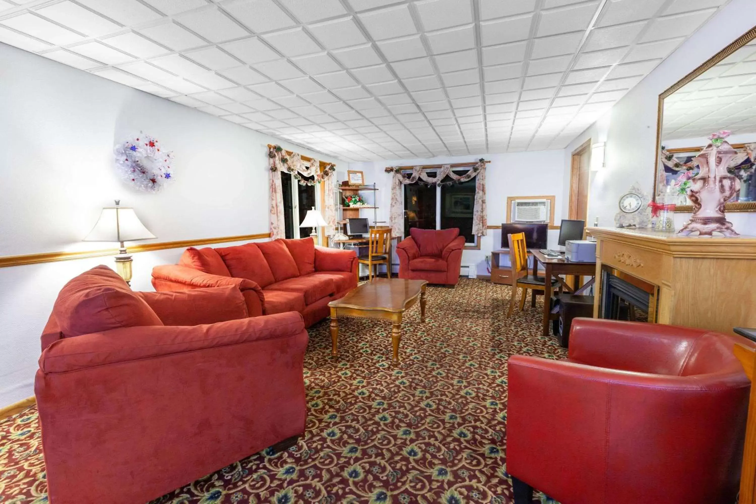 Lobby or reception, Lounge/Bar in Travelodge by Wyndham Escanaba