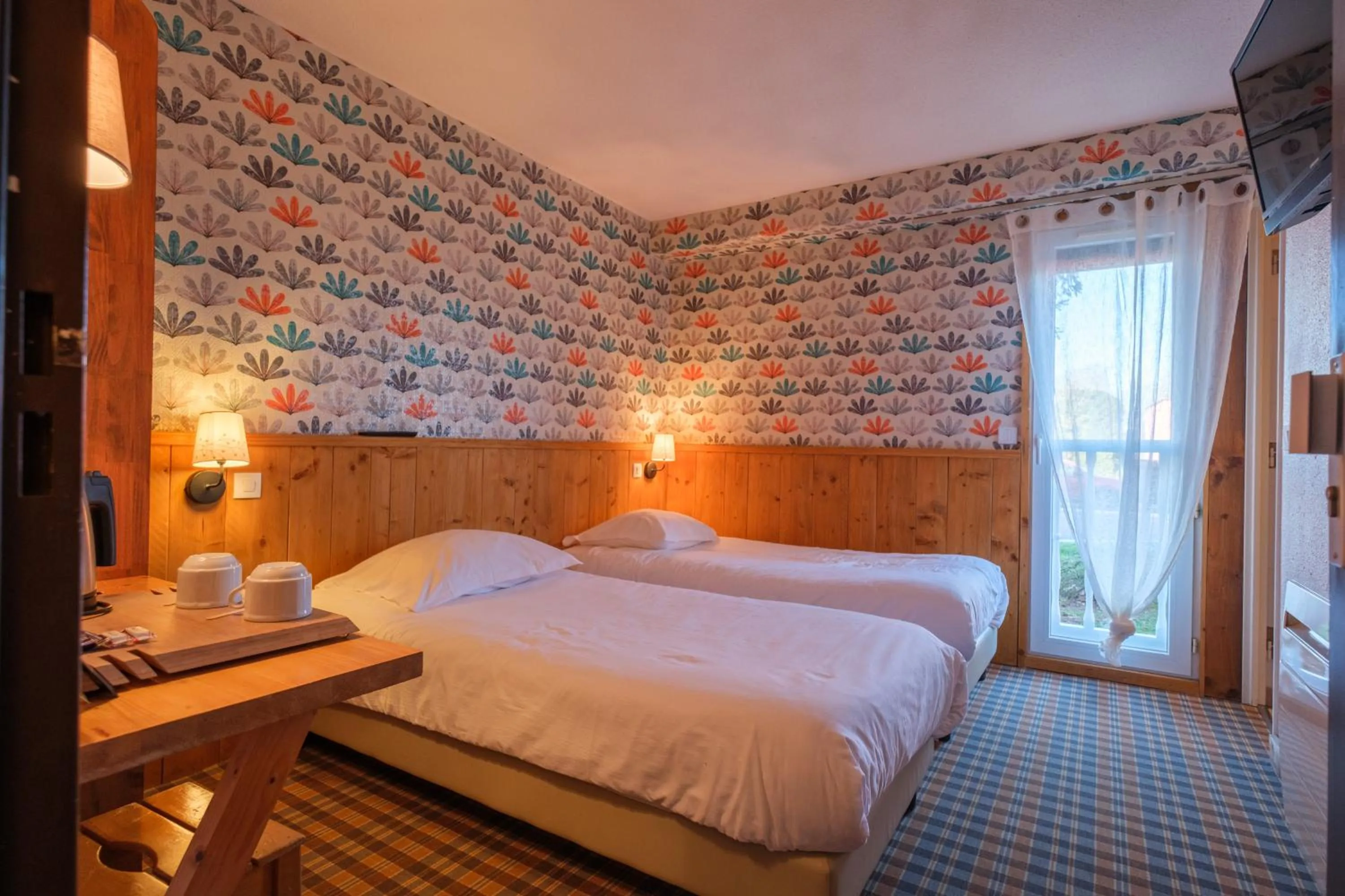 Bed in Cit'Hotel Le Montreal